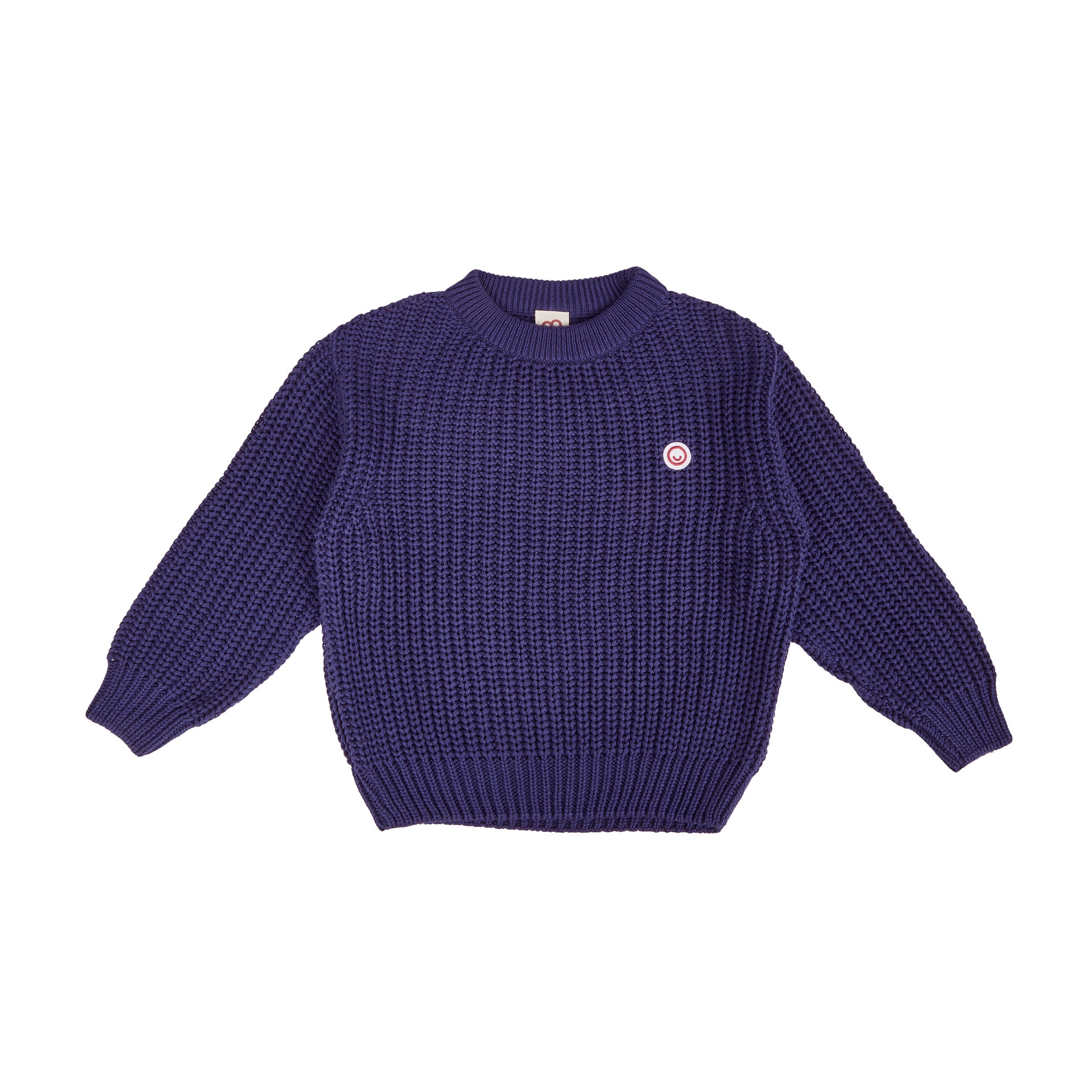 Lila Strickpullover mit einem kleinen runden Logo-Emblem auf der Brust.
