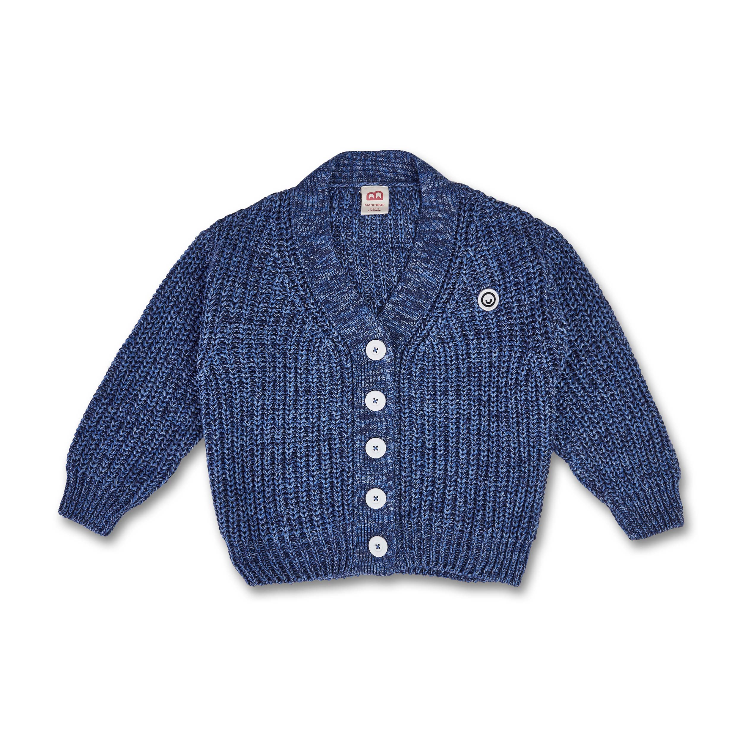 Blauer Strickcardigan mit V-Ausschnitt und fünf weißen Knöpfen, aus grobem Garn gefertigt.