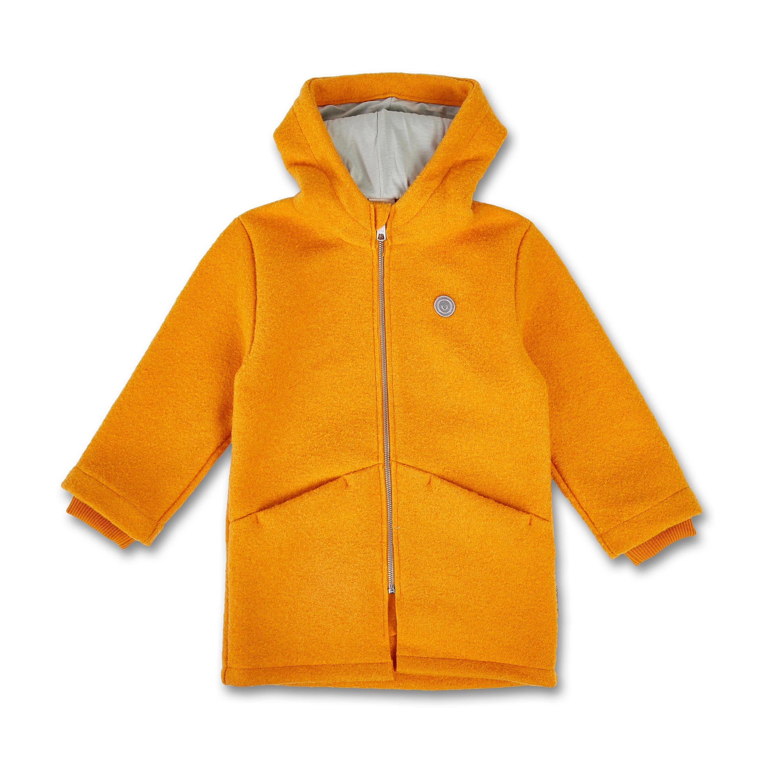 Orangefarbene Kinderjacke mit Kapuze und Reißverschluss, innen grau gefüttert, mit einem kleinen Emblem auf der Brust.