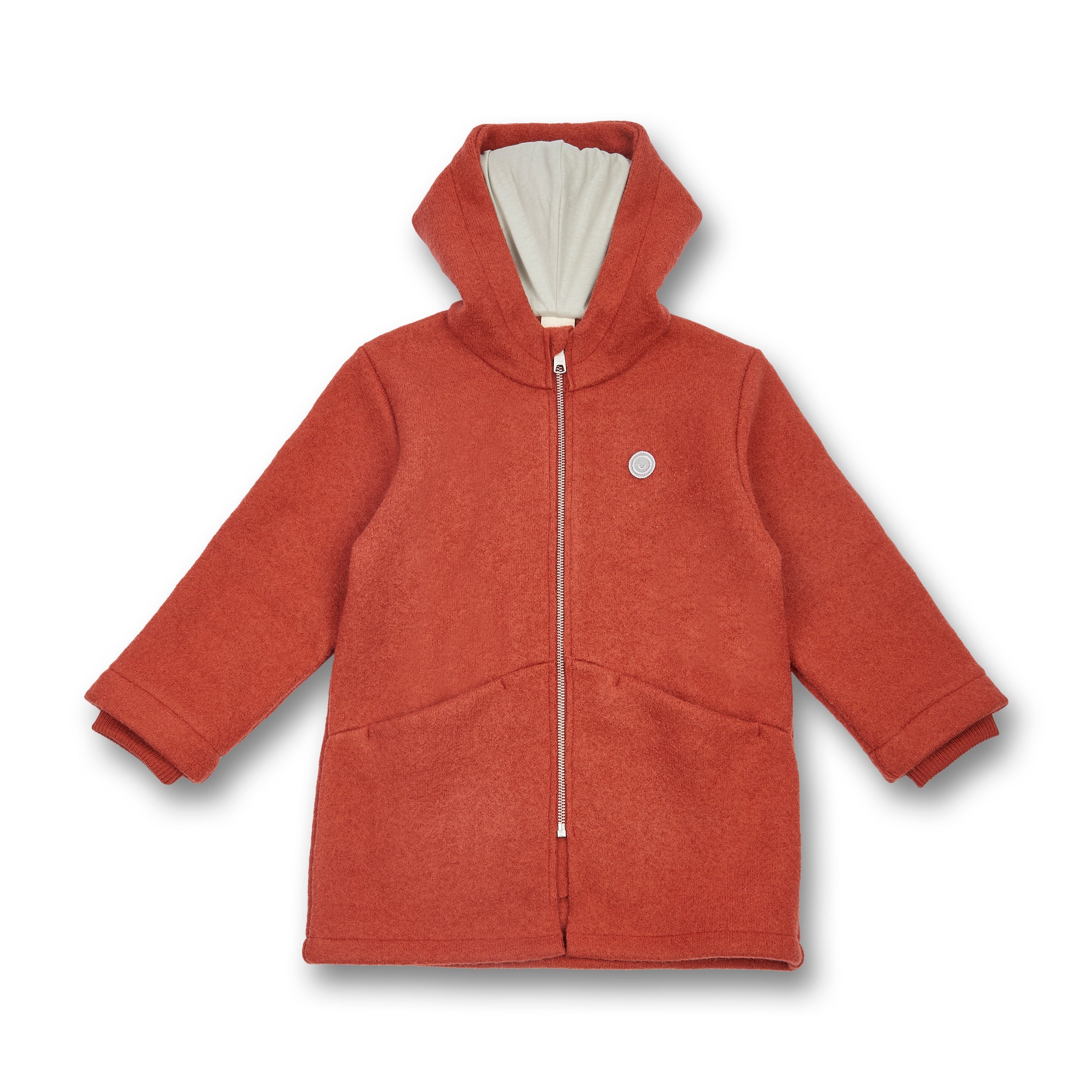Rote Kinderjacke mit Kapuze und Reißverschluss, hat ein beiges Futter und eine kleine runde Applikation auf der Brust.