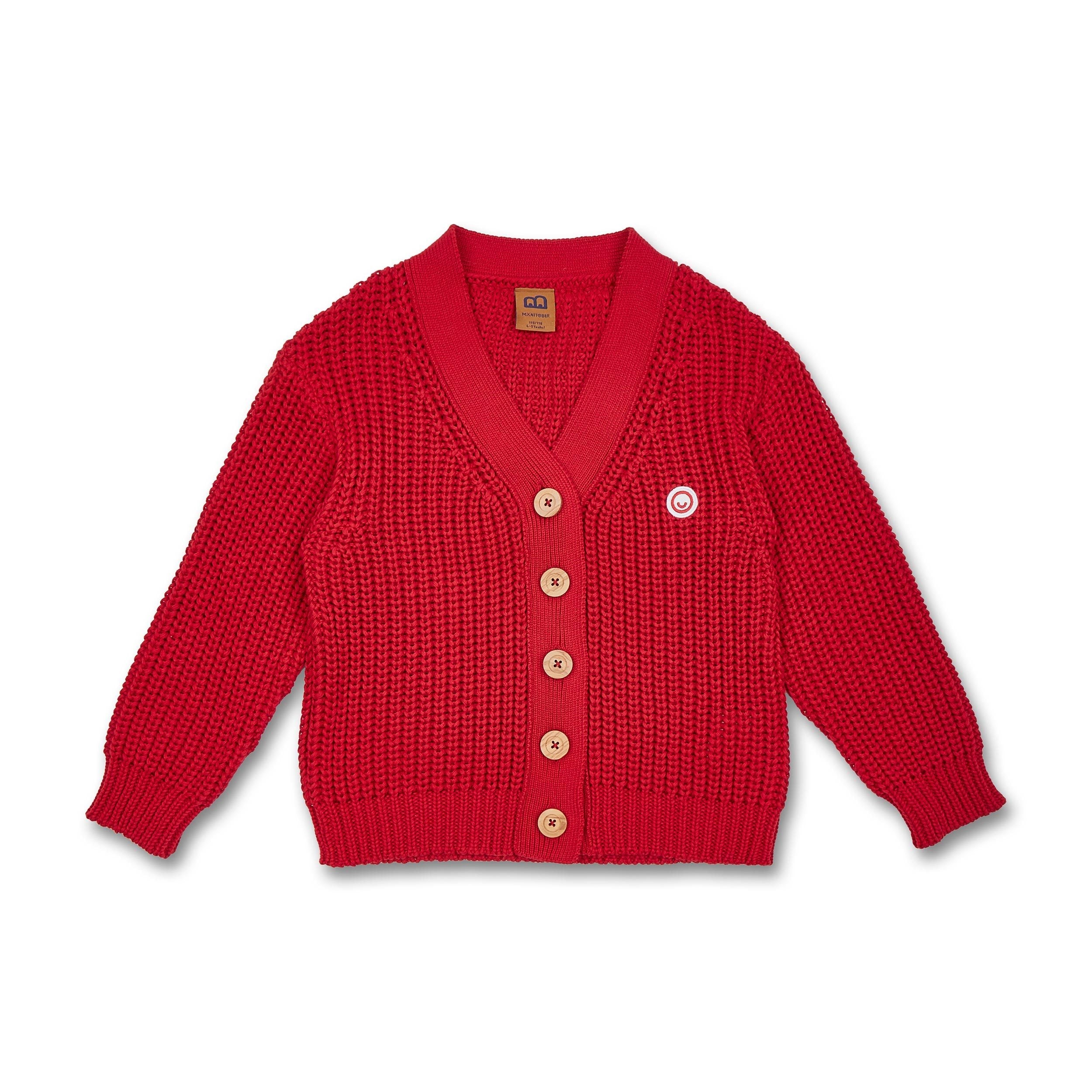 Roter, gestrickter Kinder-Cardigan mit fünf Knöpfen und einem weißen Patch auf der linken Brust.