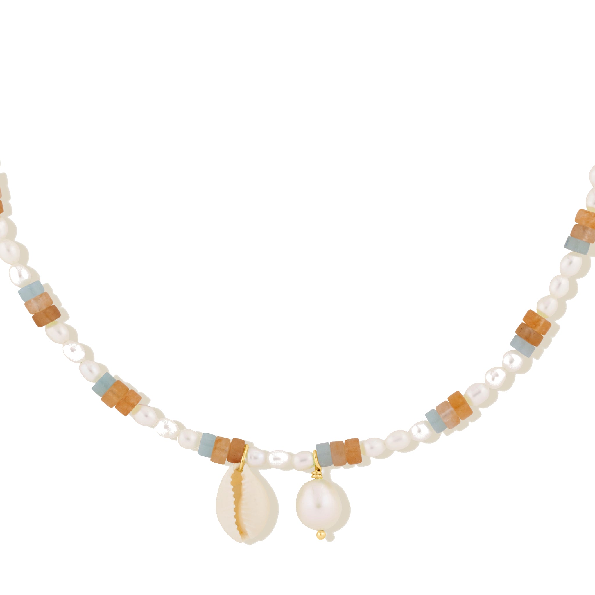 Halskette mit kleinen hellen Perlen, bunten Würfeln, einer Muschel und einem goldenen Anhänger gegen weißen Hintergrund.
