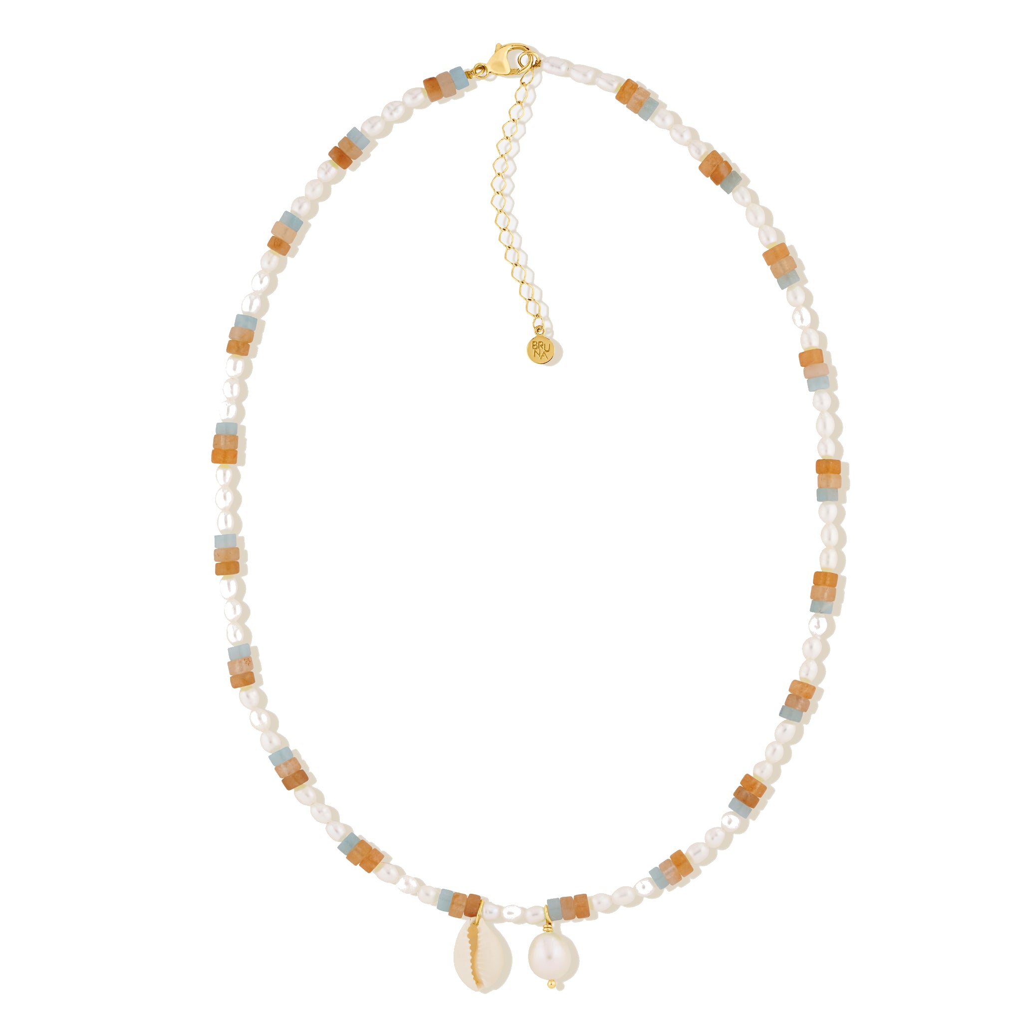 Halskette mit weißen Perlen, goldenen Elementen, blauen Akzenten und einer Muschel als Anhänger.