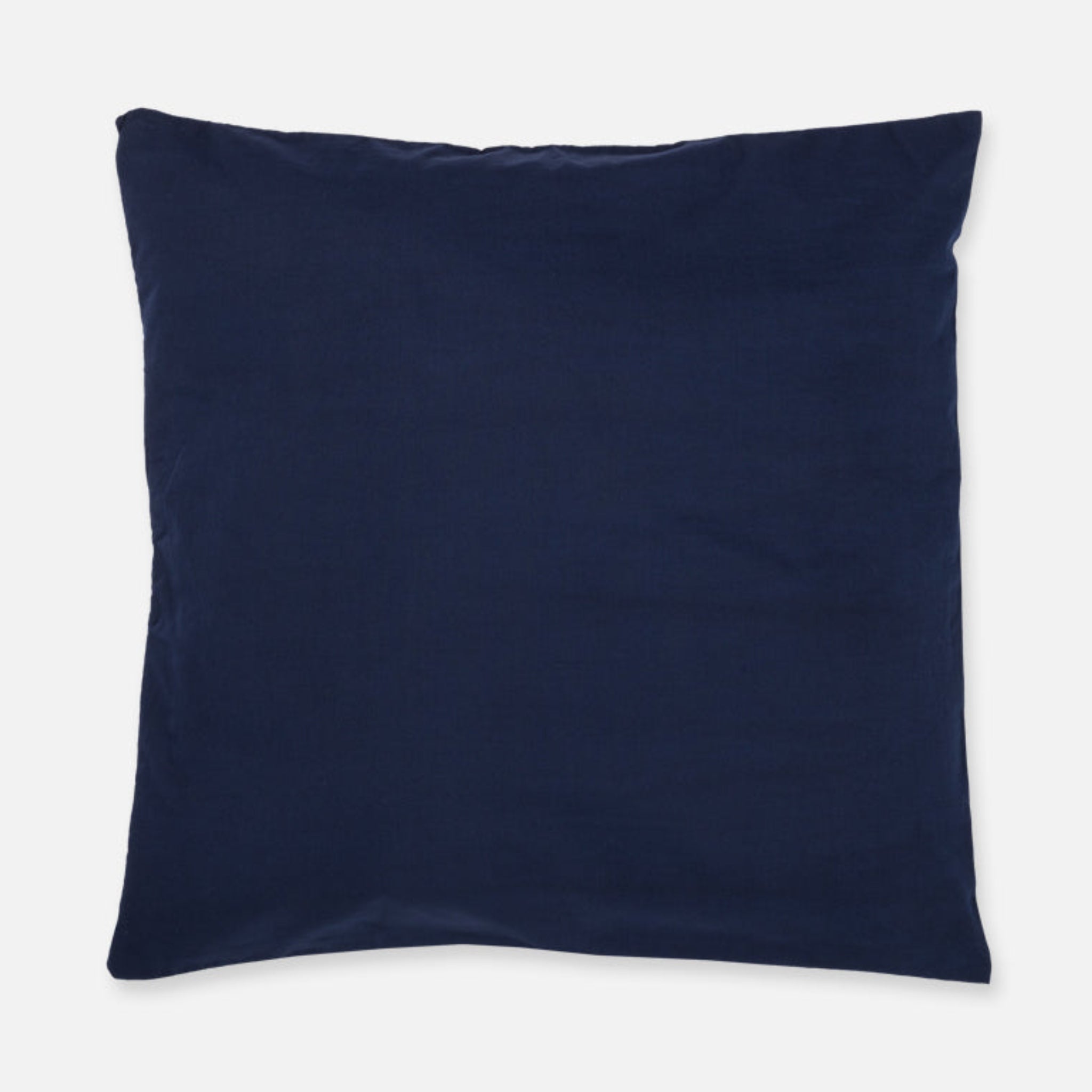Dunkelblaues quadratisches Kissen auf weißem Hintergrund.