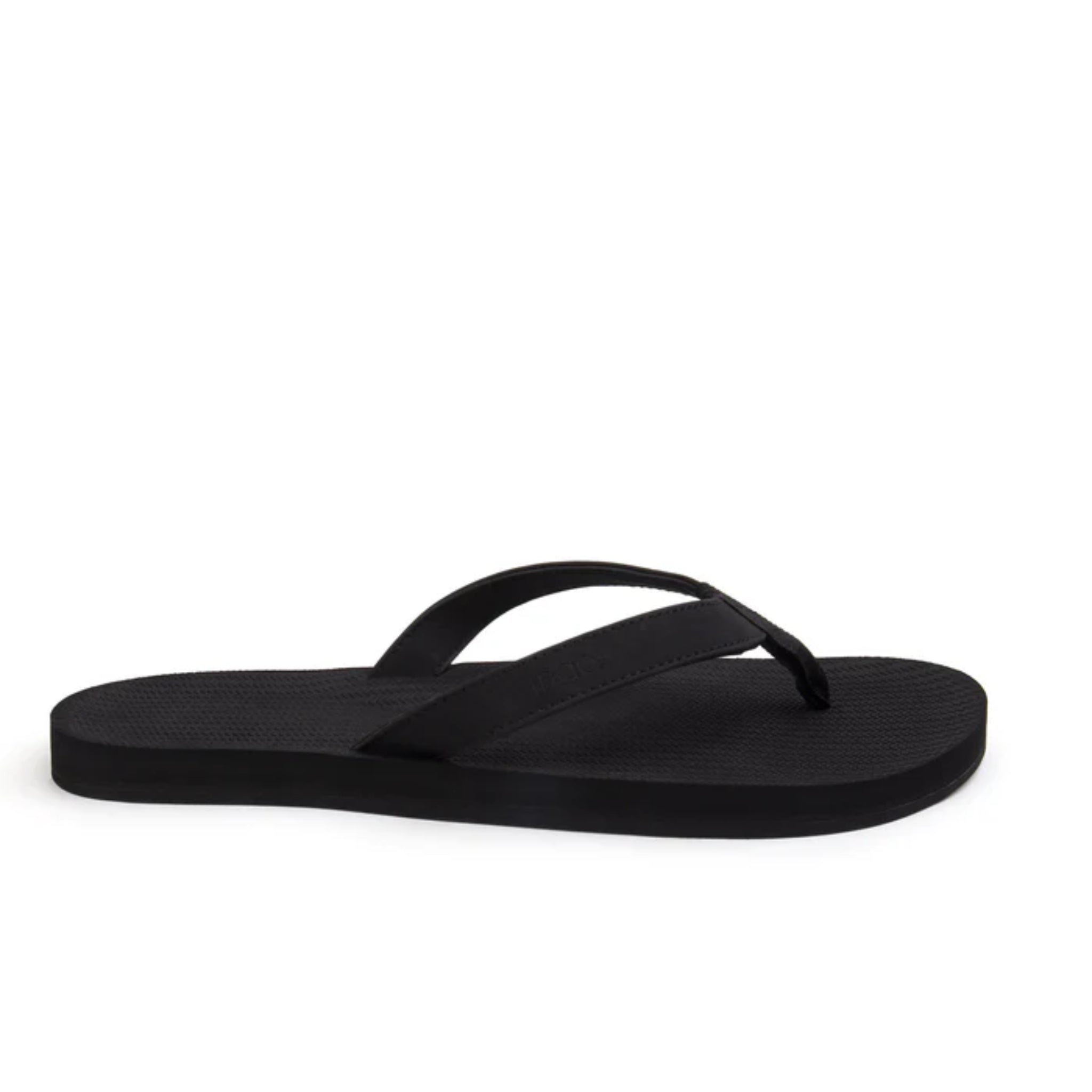 Ein schwarzer Flip-Flop mit flachem Profil auf weißem Hintergrund.