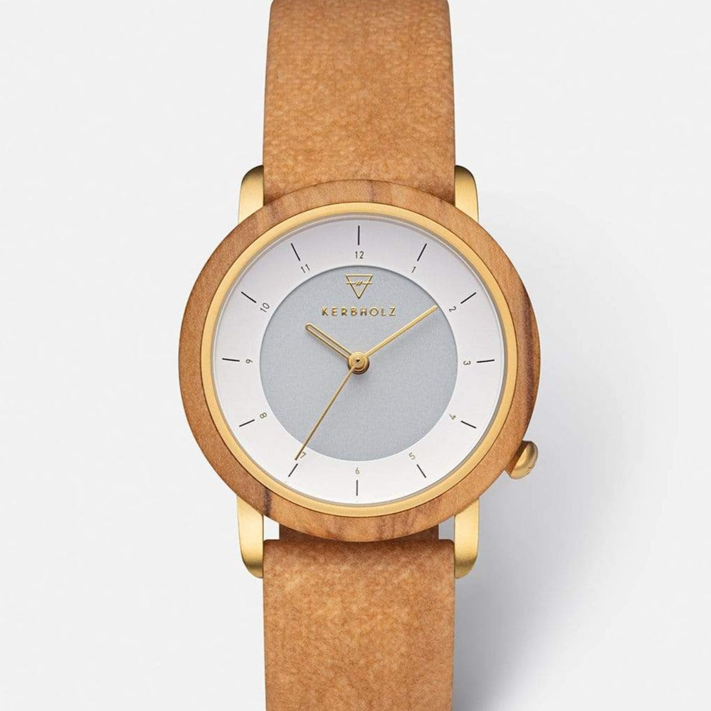 Armbanduhr mit Holzgehäuse, goldenen Zeigern und braunem Lederarmband auf weißem Hintergrund.
