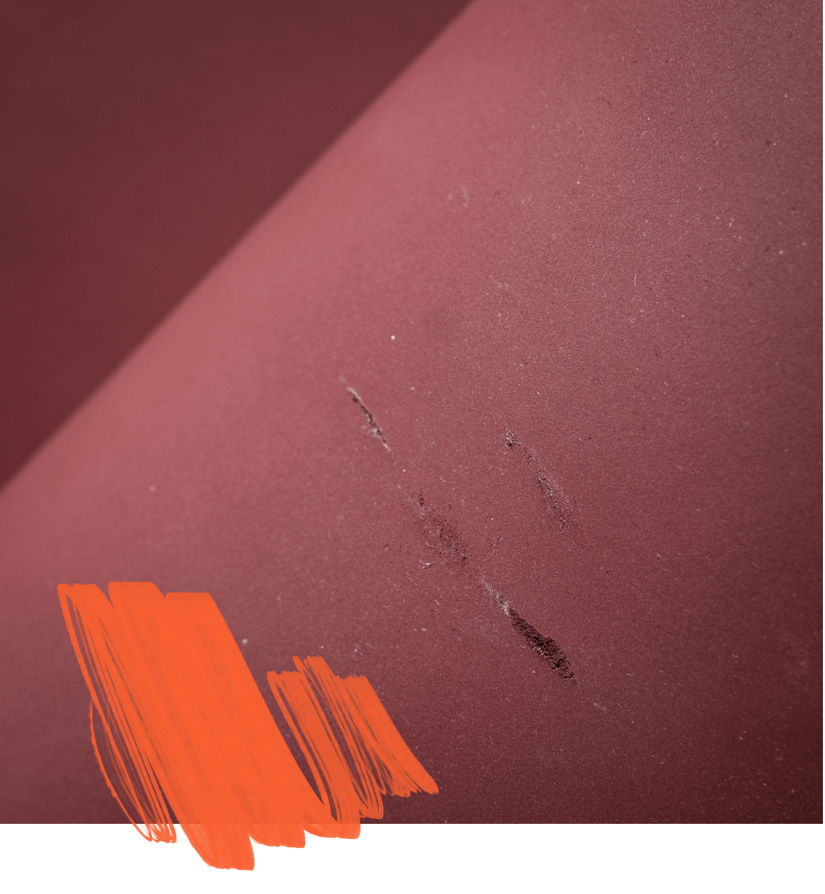 Rote Fläche mit Kratzern und einem orangefarbenen Pinselstrich in der linken unteren Ecke.