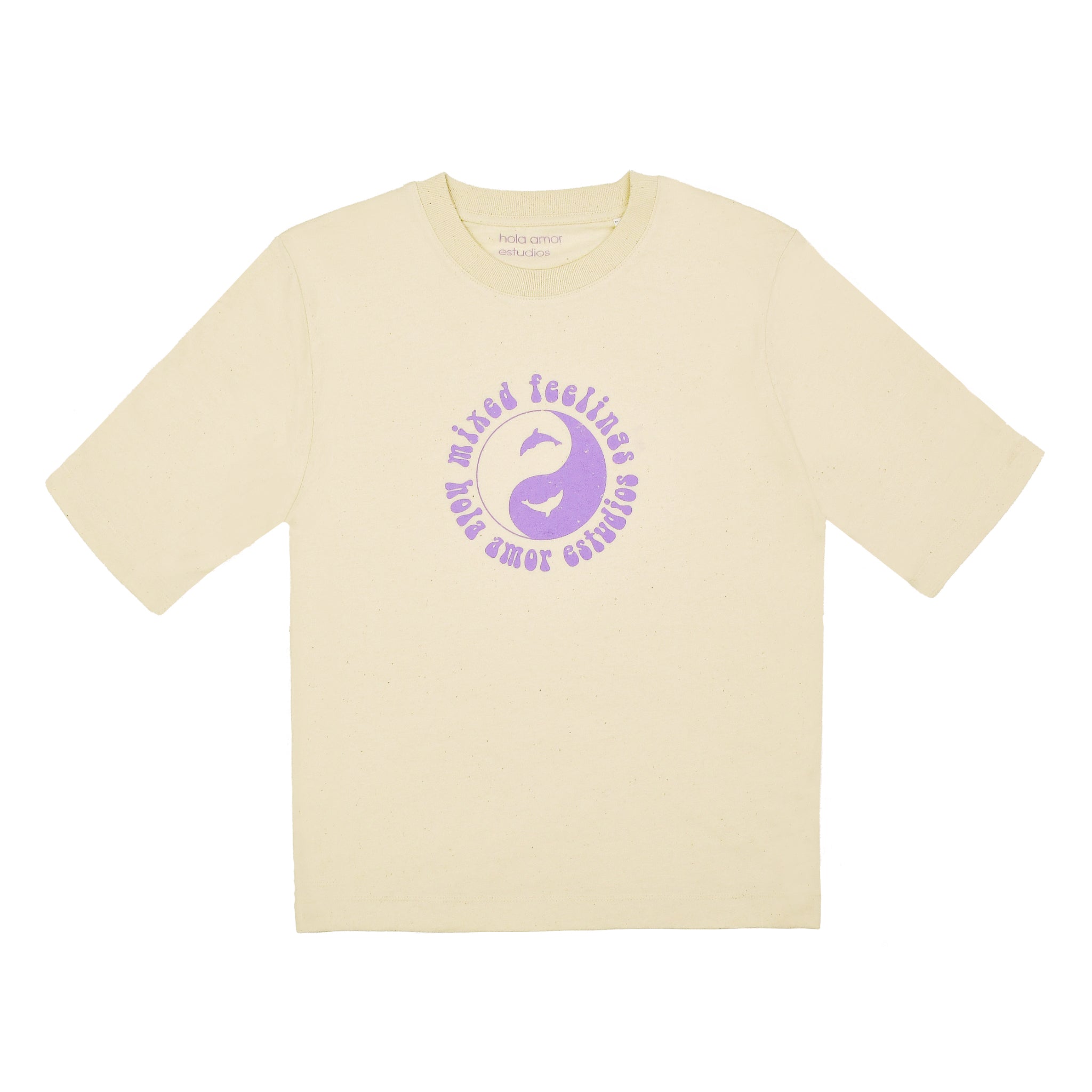 Beiges T-Shirt mit lila Aufdruck von Delfinen und dem Text „mixed feelings hola amor estudios“.