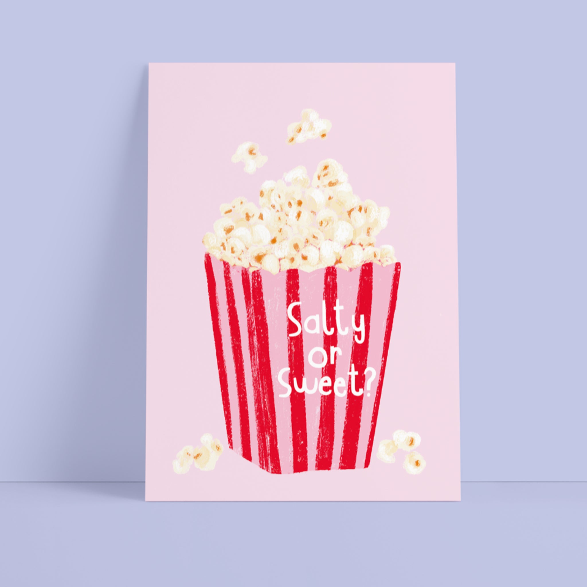 Illustration eines rot-weiß gestreiften Popcorn-Behälters, gefüllt mit Popcorn auf einem rosa Hintergrund. Der Text auf dem Behälter lautet: "Salty or Sweet? Ein paar Popcornstücke sind um den Behälter herum verstreut.