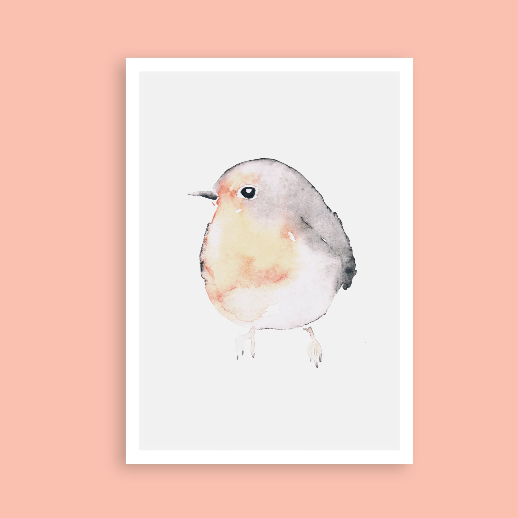 Minimalistische Aquarellmalerei eines kleinen Vogels in sanften Orange-, Gelb- und Grautönen, zentriert auf weißem Hintergrund und gerahmt mit einem weißen Rand. Das Kunstwerk befindet sich vor einem pfirsichfarbenen Hintergrund.