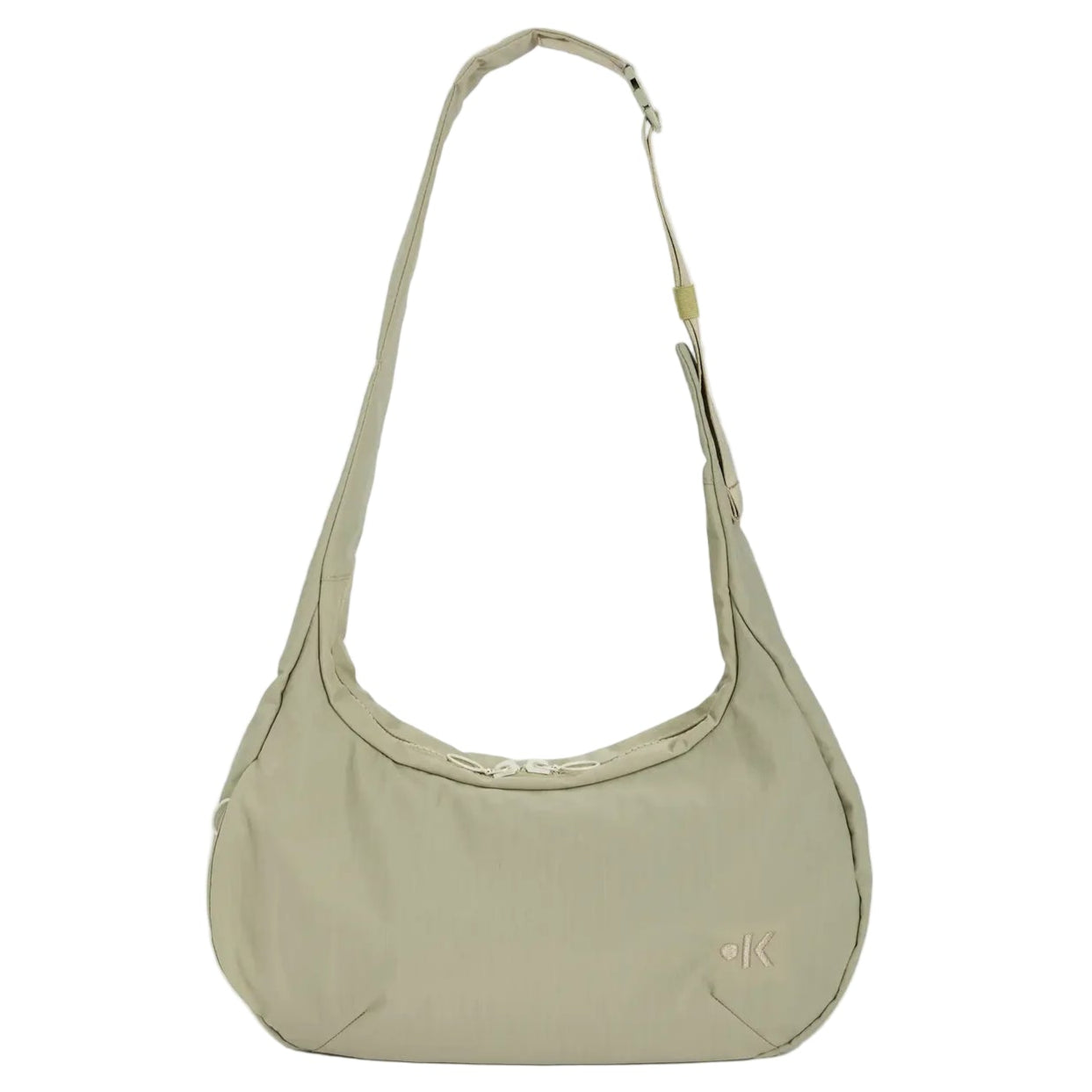 Hellbeige, sichelförmige Umhängetasche mit verstellbarem Riemen und einem kleinen CK-Logo in der rechten unteren Ecke auf weißem Hintergrund.