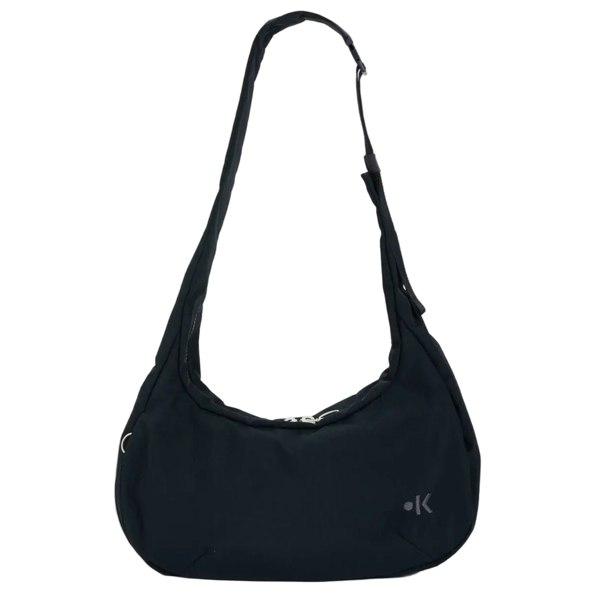 Eine schwarze Umhängetasche mit einem einzelnen breiten Riemen, einem Reißverschluss oben und einem kleinen Logo-Detail in der unteren rechten Ecke, dargestellt auf einem schlichten weißen Hintergrund.