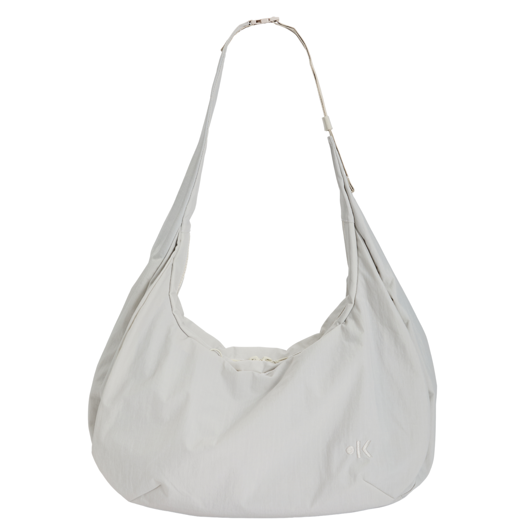 Weiße Schultertasche mit minimalistischem Design und einem Kordelzugverschluss auf weißem Hintergrund.