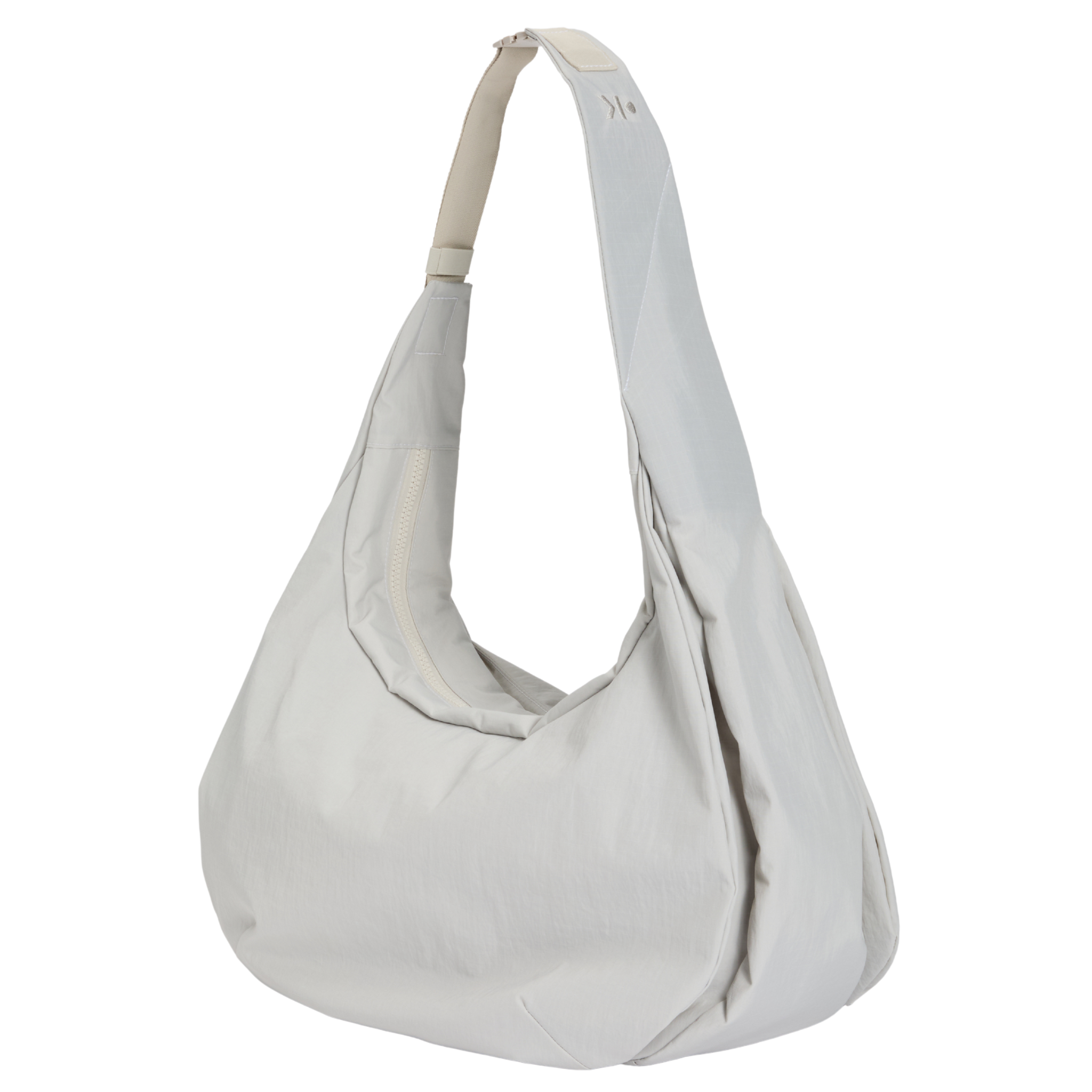 Weiße, lässige Umhängetasche mit breitem Schulterriemen und weichem Stoffdesign auf weißem Hintergrund.