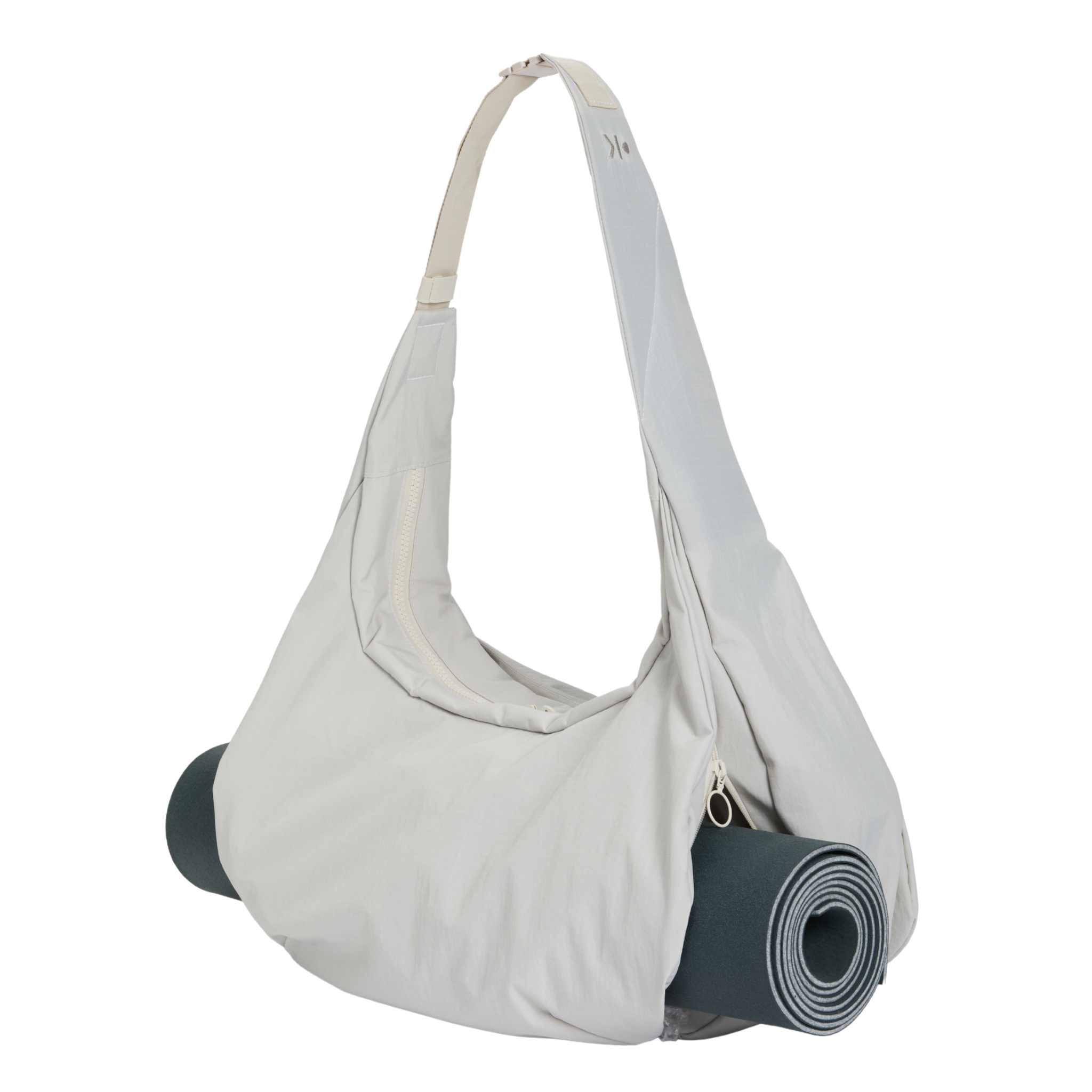 Graue Schultertasche mit zwei Einschubfächern unten, in denen eine zusammengerollte dunkelgrüne Matte transportiert wird.