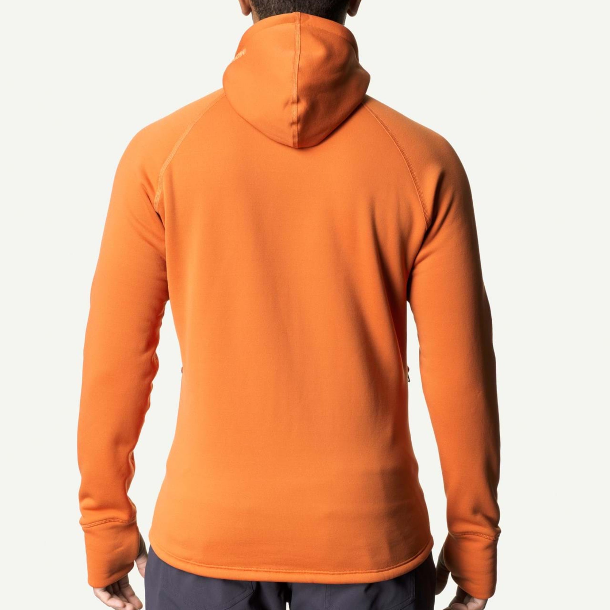 Person von hinten in orangefarbenem Hoodie, der eine Kapuze trägt.