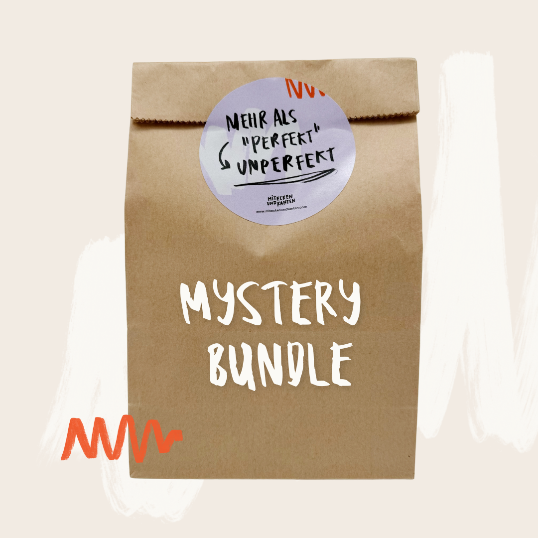 Eine braune Papiertüte mit einem kreisförmigen Aufkleber mit der Aufschrift "MEHR ALS 'PERFEKT' UNPERFEKT" und weißer Schrift auf der Vorderseite, auf der "MYSTERY BUNDLE" steht. Ein orangefarbener Schnörkel ziert die untere linke Seite.