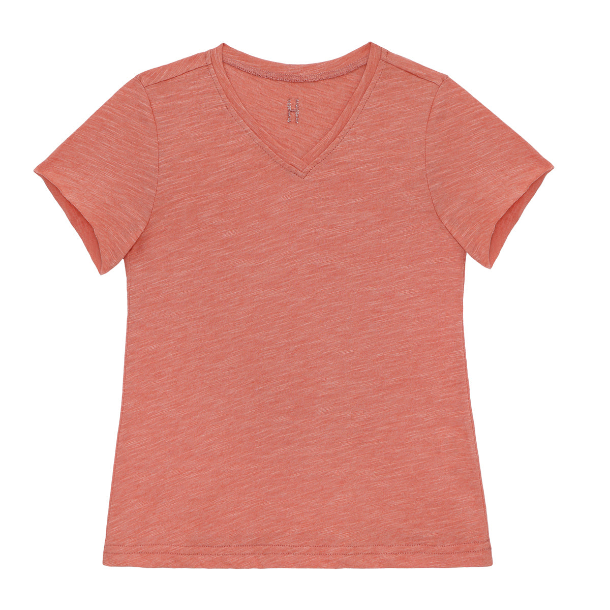 Ein unifarbenes, kurzärmeliges T-Shirt mit V-Ausschnitt in der Farbe Koralle mit Heidekraut liegt flach auf einem weißen Hintergrund.