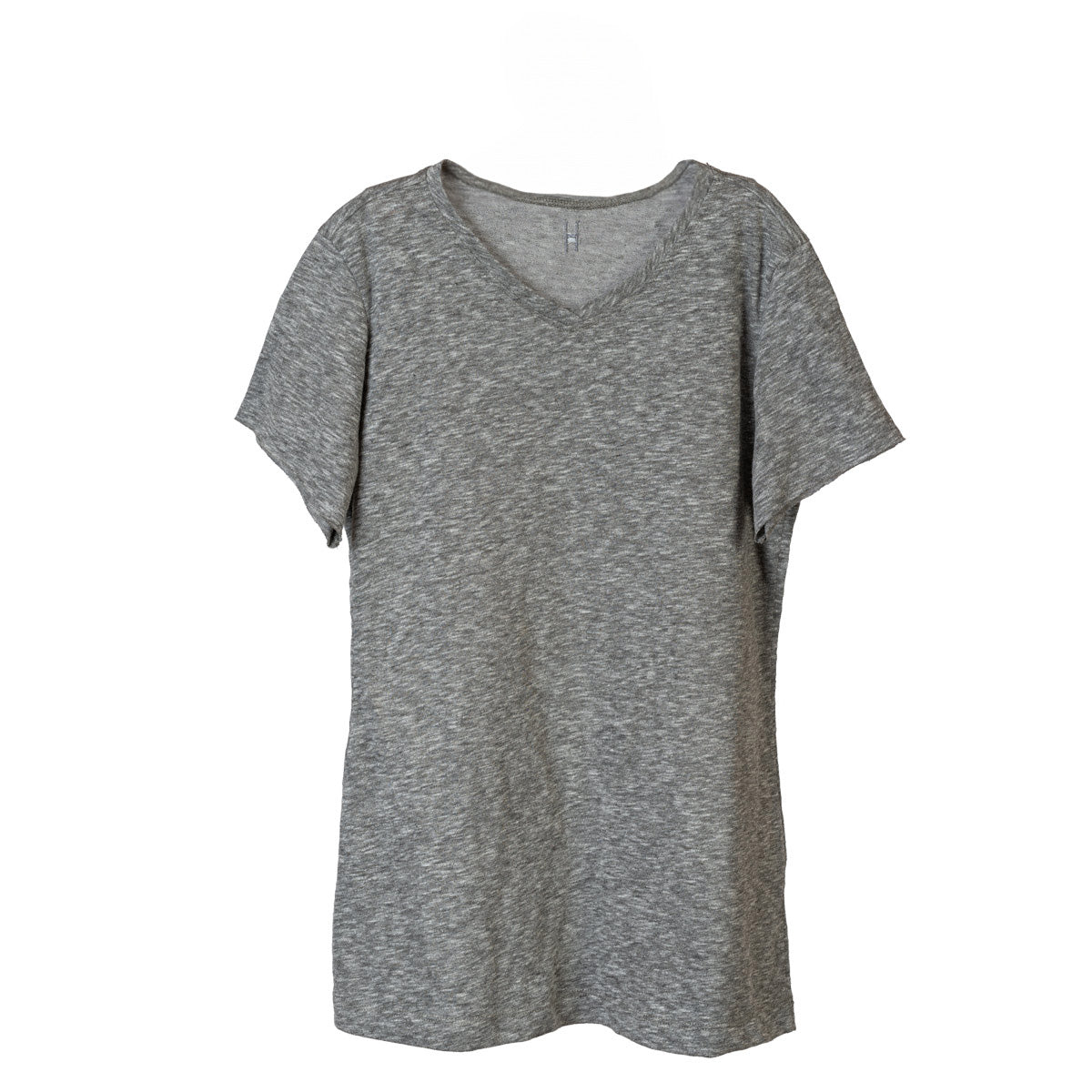 Ein schlichtes graues T-Shirt mit kurzen Ärmeln und V-Ausschnitt ist vor einem weißen Hintergrund abgebildet.