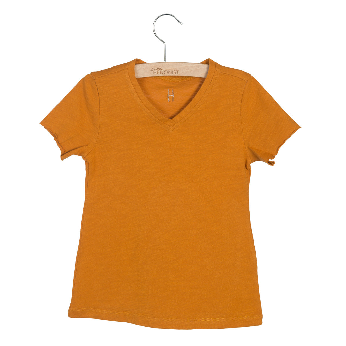 Ein orangefarbenes kurzärmeliges T-Shirt mit V-Ausschnitt ist auf einem Holzbügel vor einem weißen Hintergrund ausgestellt.