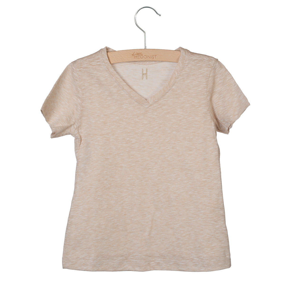 Ein beigefarbenes kurzärmeliges T-Shirt mit V-Ausschnitt hängt auf einem Holzbügel vor einem weißen Hintergrund.