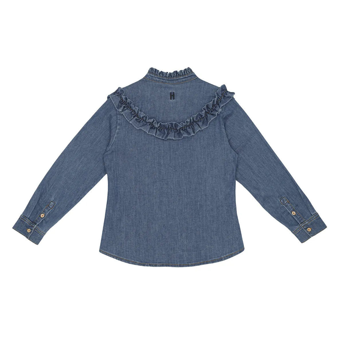 Langärmeliges Jeanshemd mit Rüschenkragen und einem Rüschendetail, das sich über den oberen Rücken und die Schultern erstreckt, von hinten gesehen. Die Manschetten sind mit Knöpfen versehen und das Hemd hat einen abgerundeten Saum.