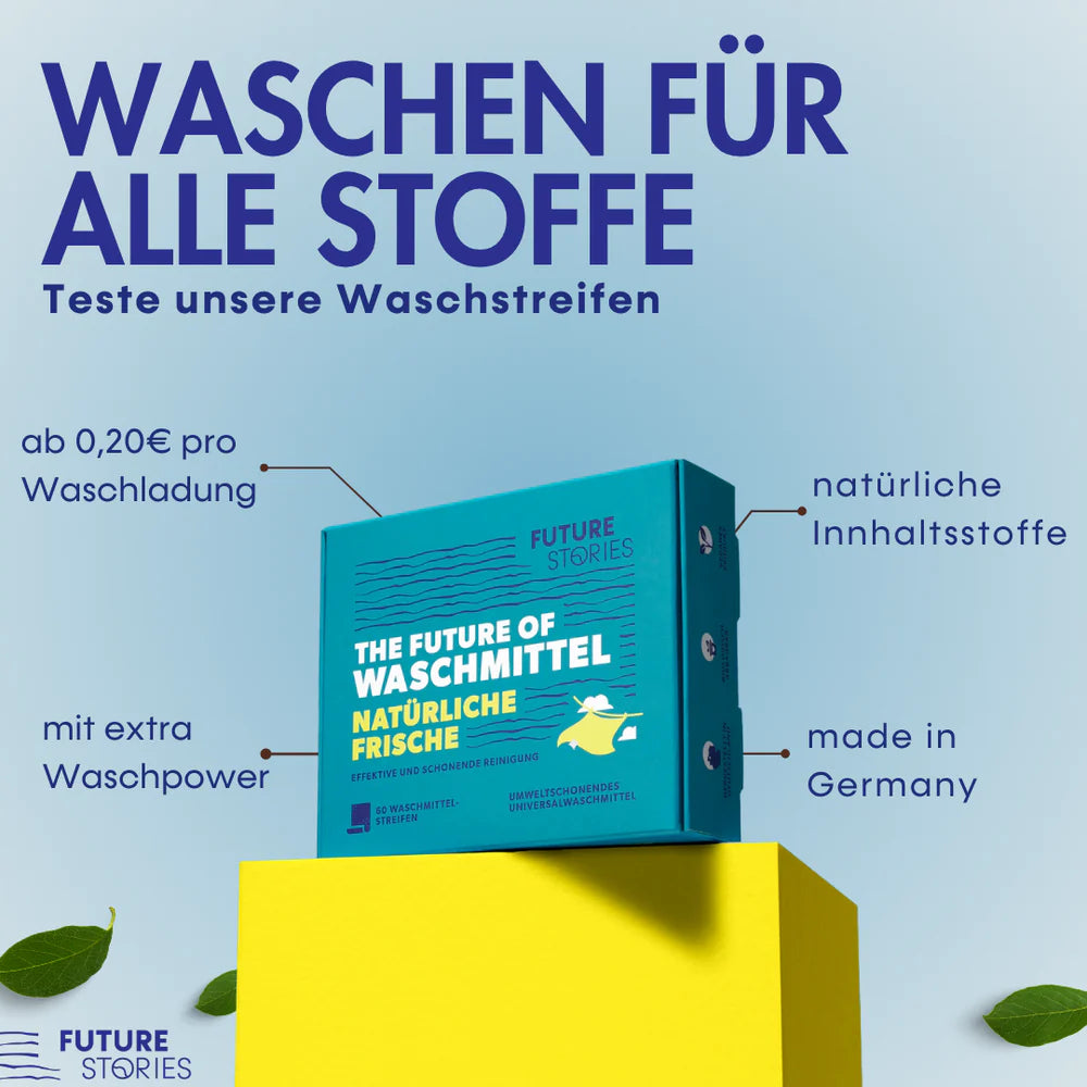 Eine türkisfarbene Schachtel mit Waschmittelstreifen mit der Aufschrift The Future of Waschmittel steht auf einem Podium mit Text, der für natürliche Inhaltsstoffe, besondere Frische und Made in Germany wirbt, vor einem hellblauen Hintergrund mit grünen Blättern.