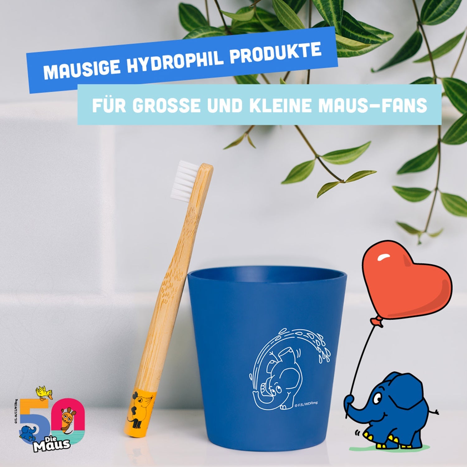 Blaue Tasse mit Elefantenmotiv, Bambuszahnbürste, Pflanzen im Hintergrund, Text und Zeichnung eines Elefanten mit Ballon.