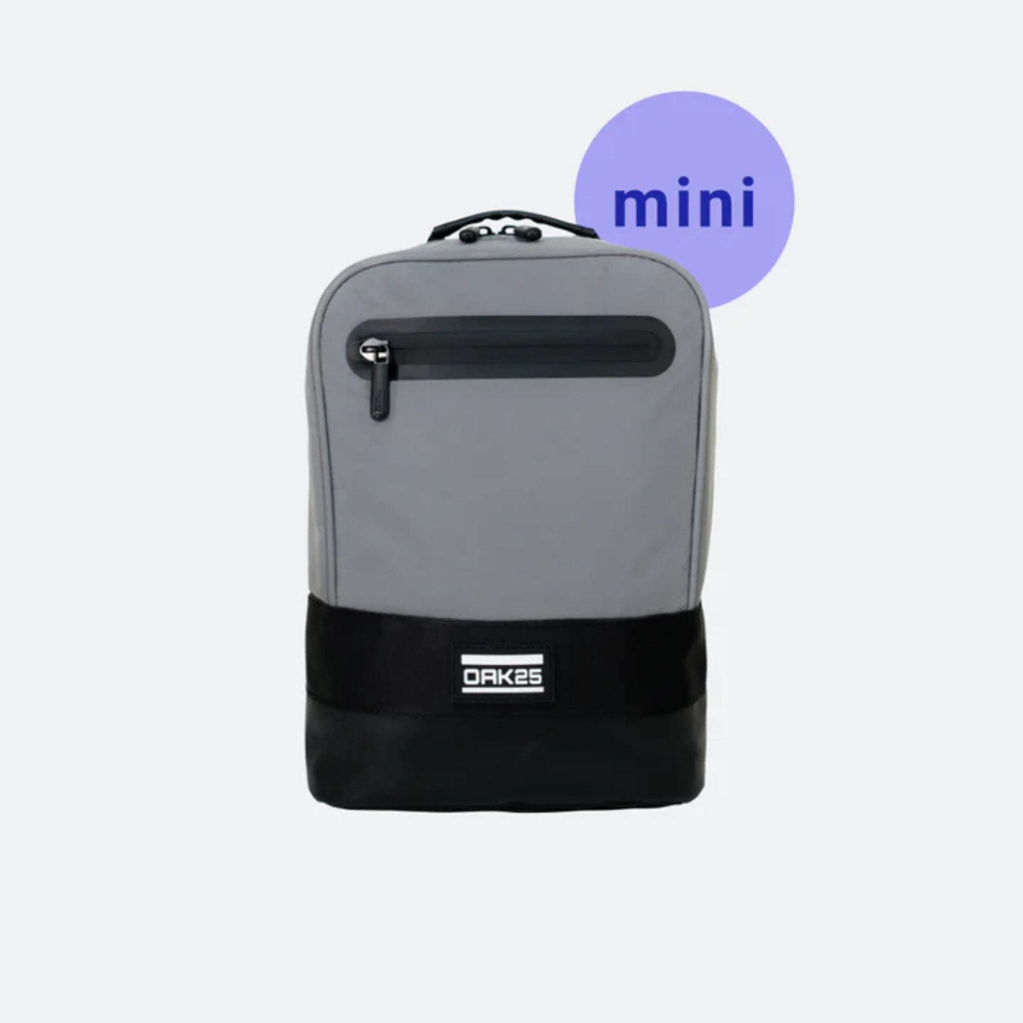 Grauer und schwarzer Rucksack mit Reißverschluss und kreisförmigem lila Schriftzug "mini".