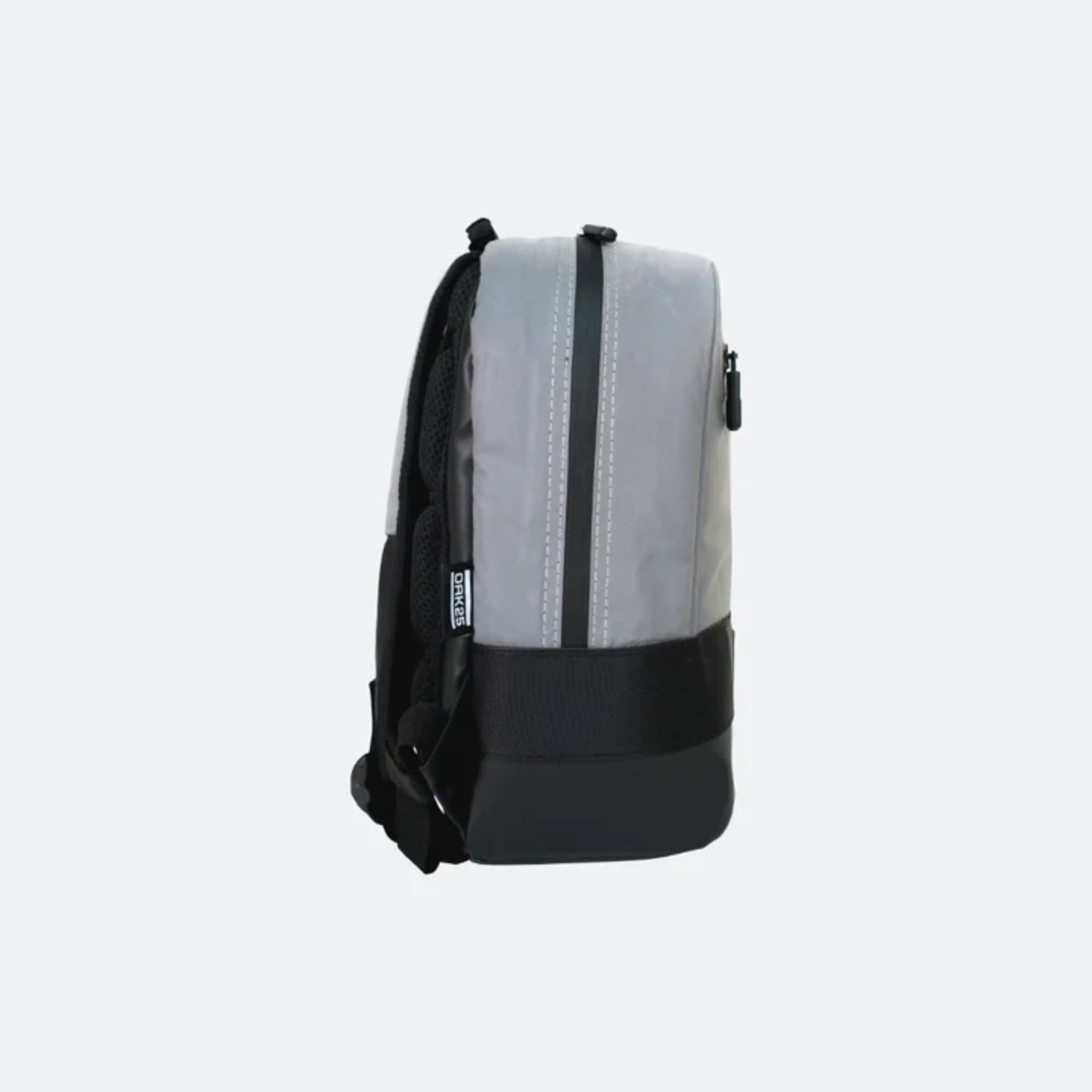 Grauer Rucksack in seitlicher Ansicht mit schwarzem Boden, schwarzem Reißverschluss und Tragegurten vor weißem Hintergrund.