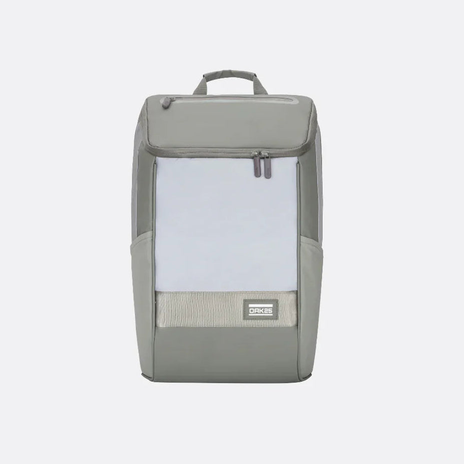 Ein grauer und weißer, rechteckiger Rucksack mit einem Griff an der Oberseite, zwei Reißverschlüssen an der Vorderseite, Seitentaschen und einem kleinen, rechteckigen Logo in der Nähe der unteren Frontplatte.