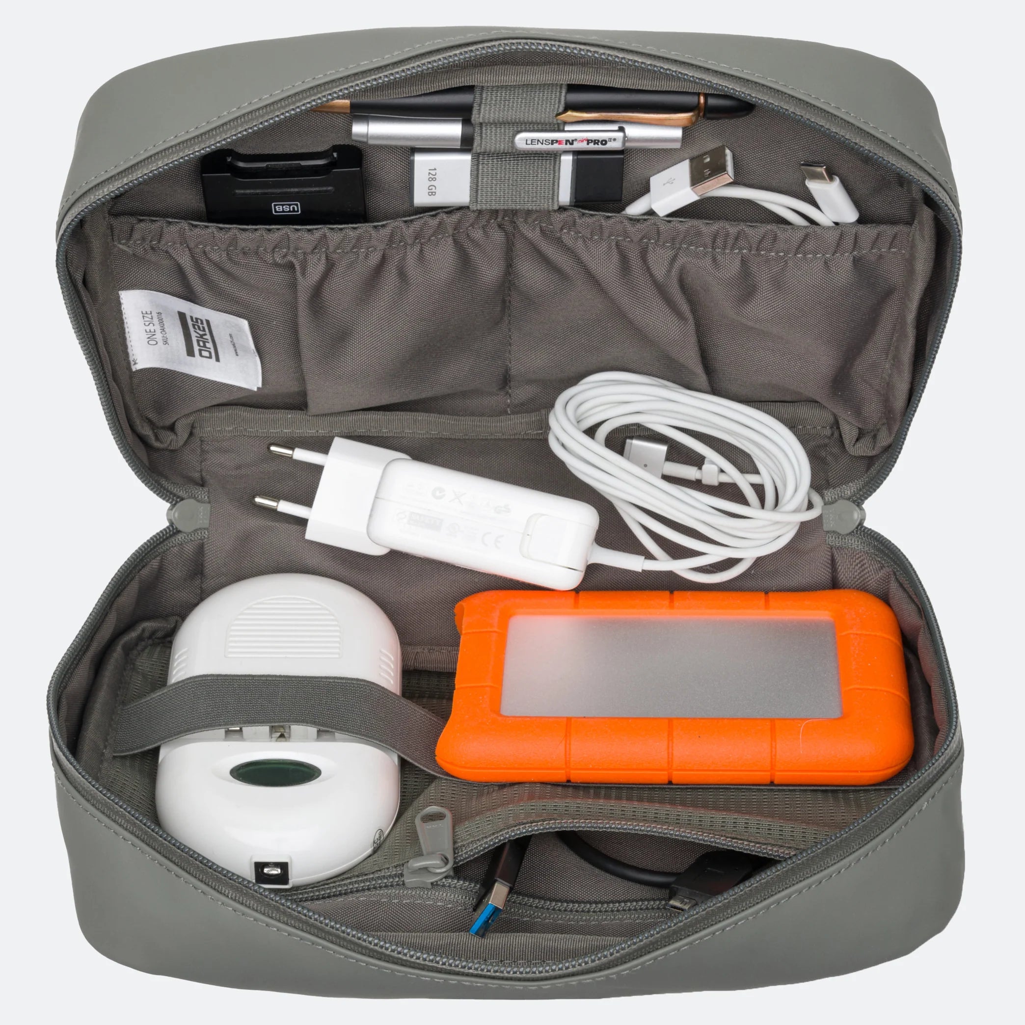 Eine graue technische Organizertasche, die sich öffnen lässt, um Fächer für eine Festplatte mit orangefarbenem Stoßfänger, ein weißes Ladegerät, ein USB-Kabel, ein Netzteil, einen Stift und anderes kleines elektronisches Zubehör zu zeigen.