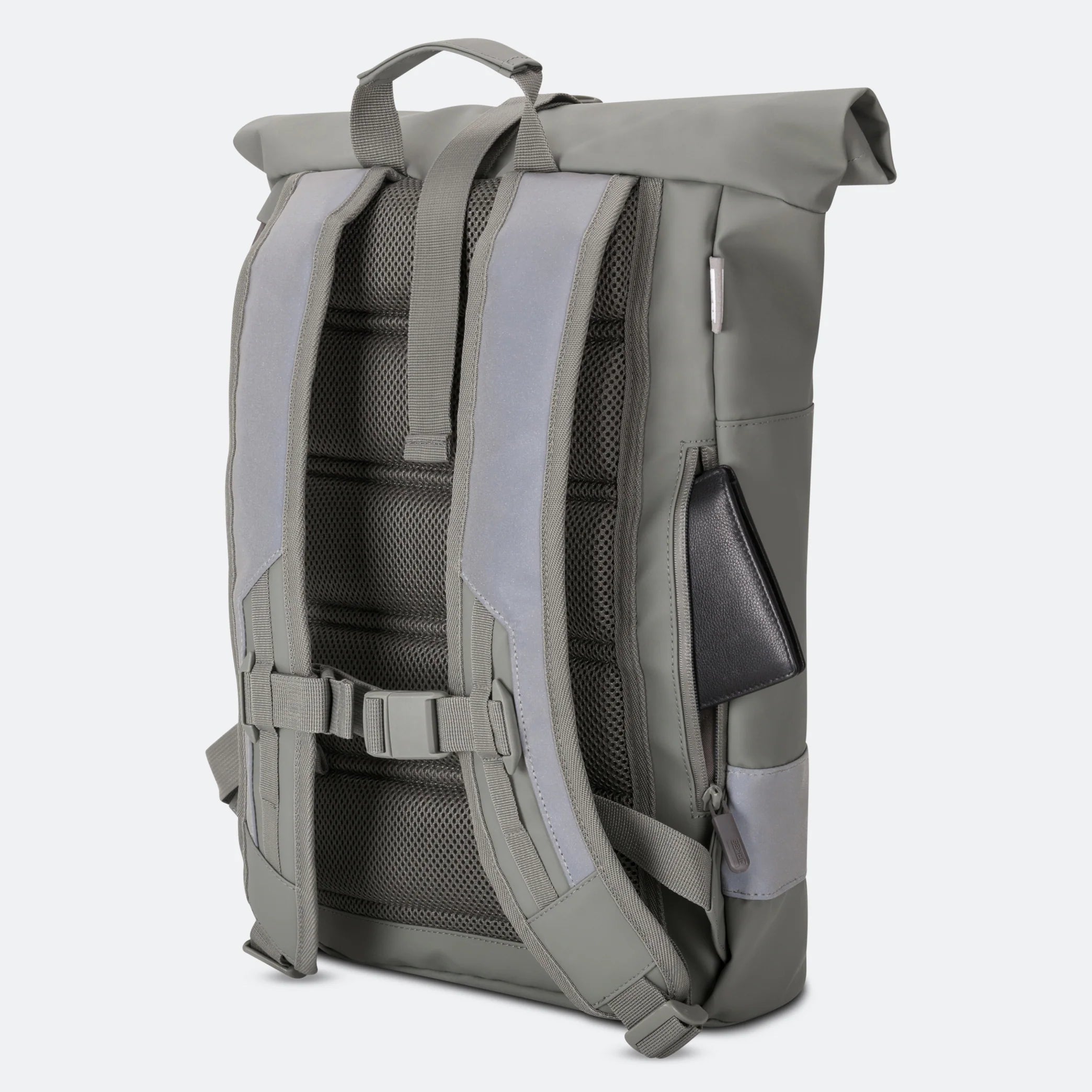Ein grauer Rolltop-Rucksack in der Rückenansicht mit gepolsterten Mesh-Schultergurten, einem Griff, einem verstellbaren Brustgurt und einer Seitentasche für einen schwarzen Gegenstand.
