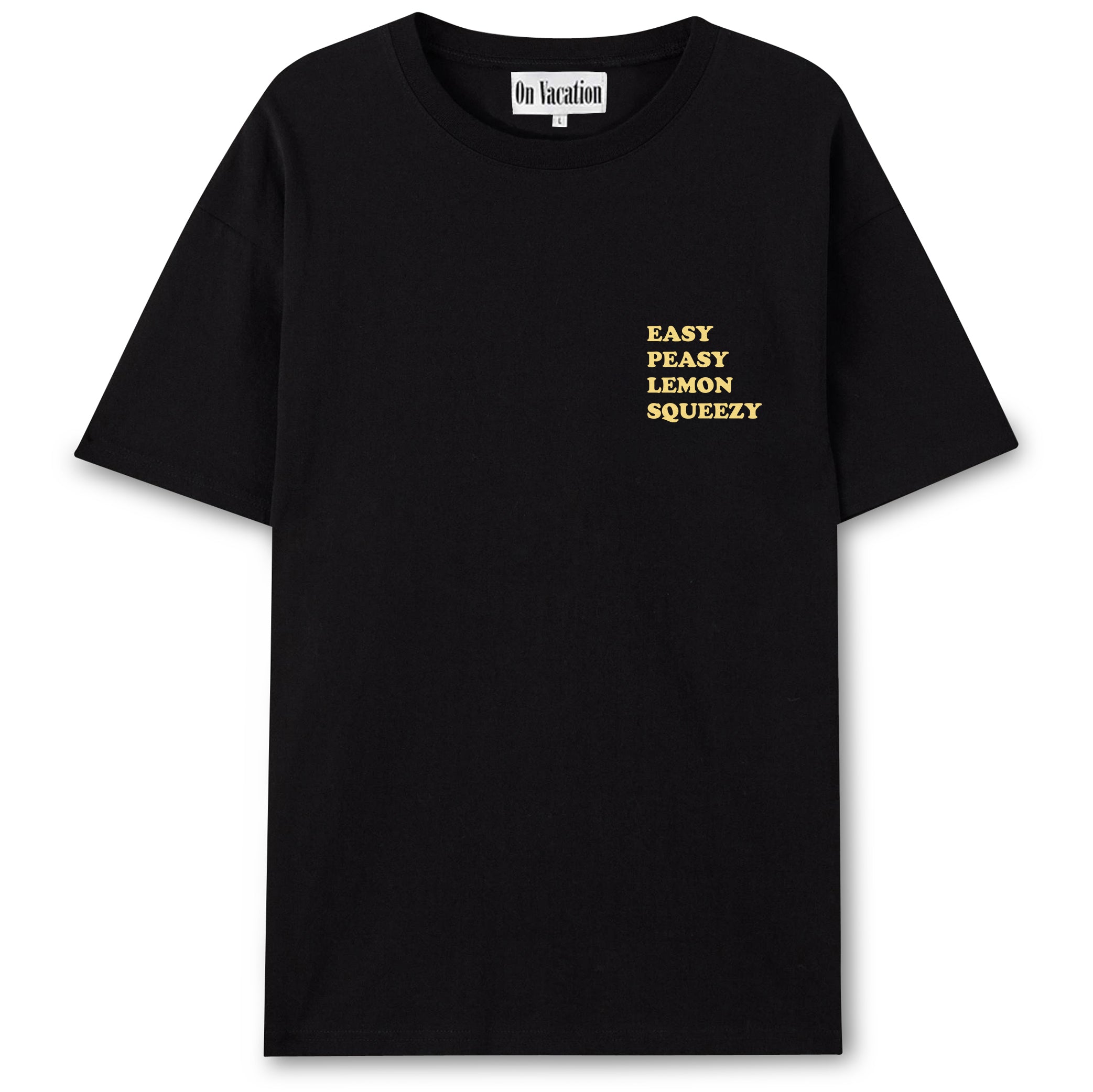 Schwarzes T-Shirt mit gelbem Text "EASY PEASY LEMON SQUEEZY" auf der linken Brust und Etikett "On Vacation".