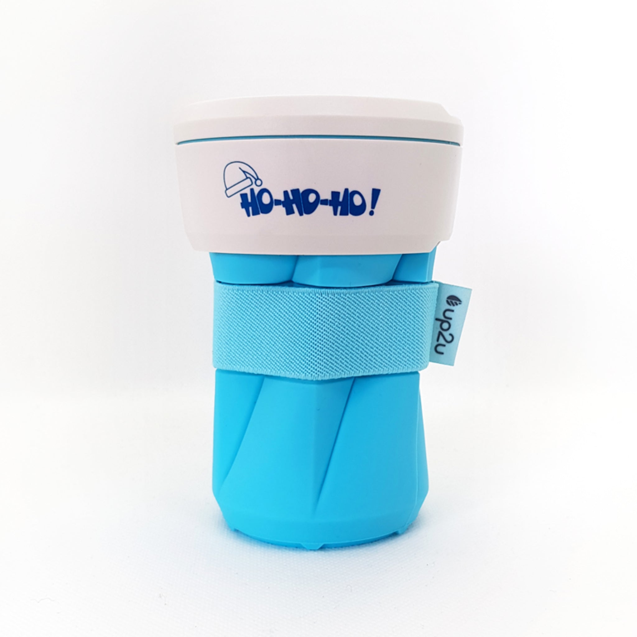 Blauer Reisebecher mit weißem Deckel, darauf der Text "HO-HO-HO!" und eine Weihnachtsmütze.