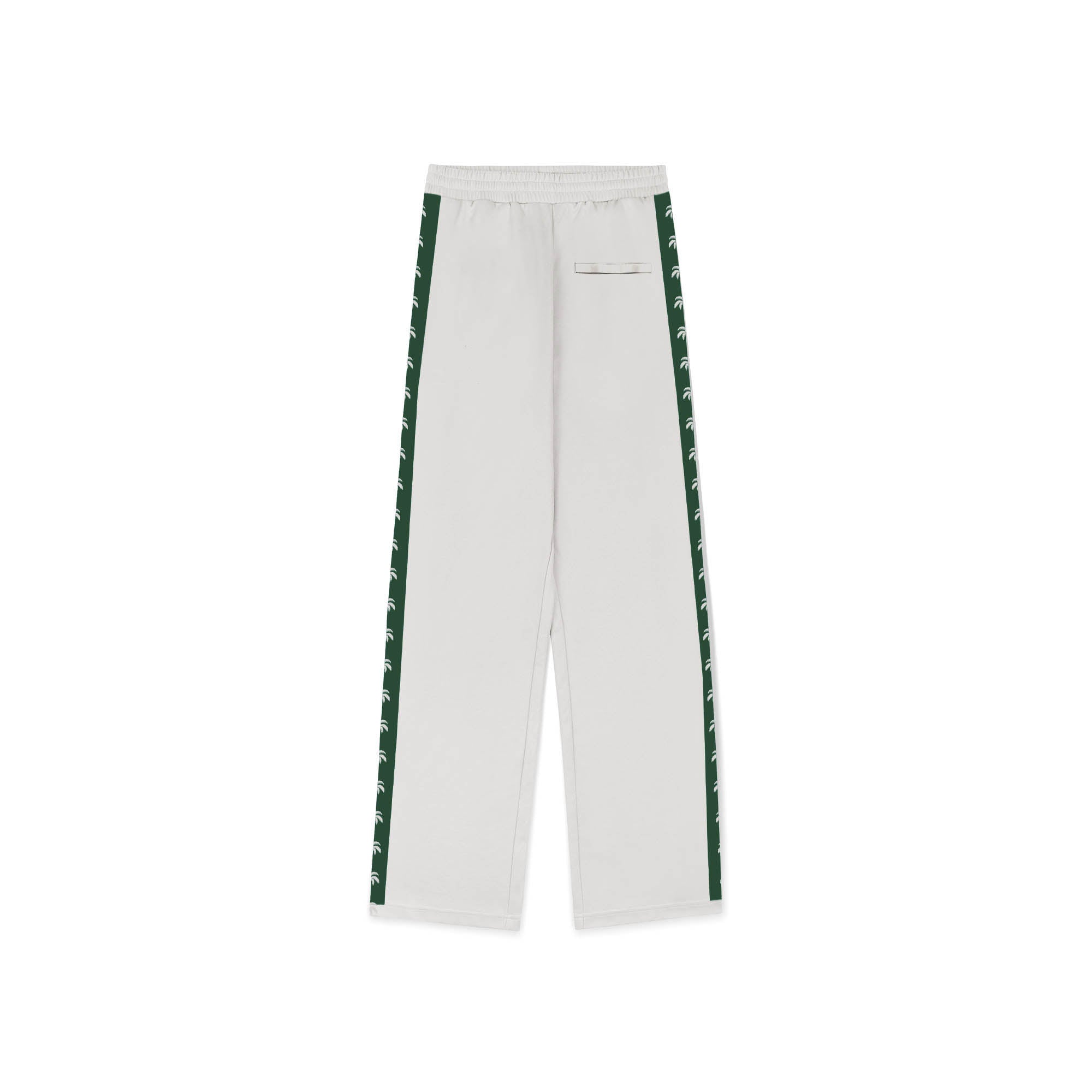 Weiße Trainingshose mit elastischem Bund und dunkelgrünen Seitenstreifen, die mit einer sich wiederholenden weißen Grafik verziert sind. Auf der rechten Seite befindet sich eine einzelne Gesäßtasche. Die Hose liegt flach auf einem weißen Hintergrund.