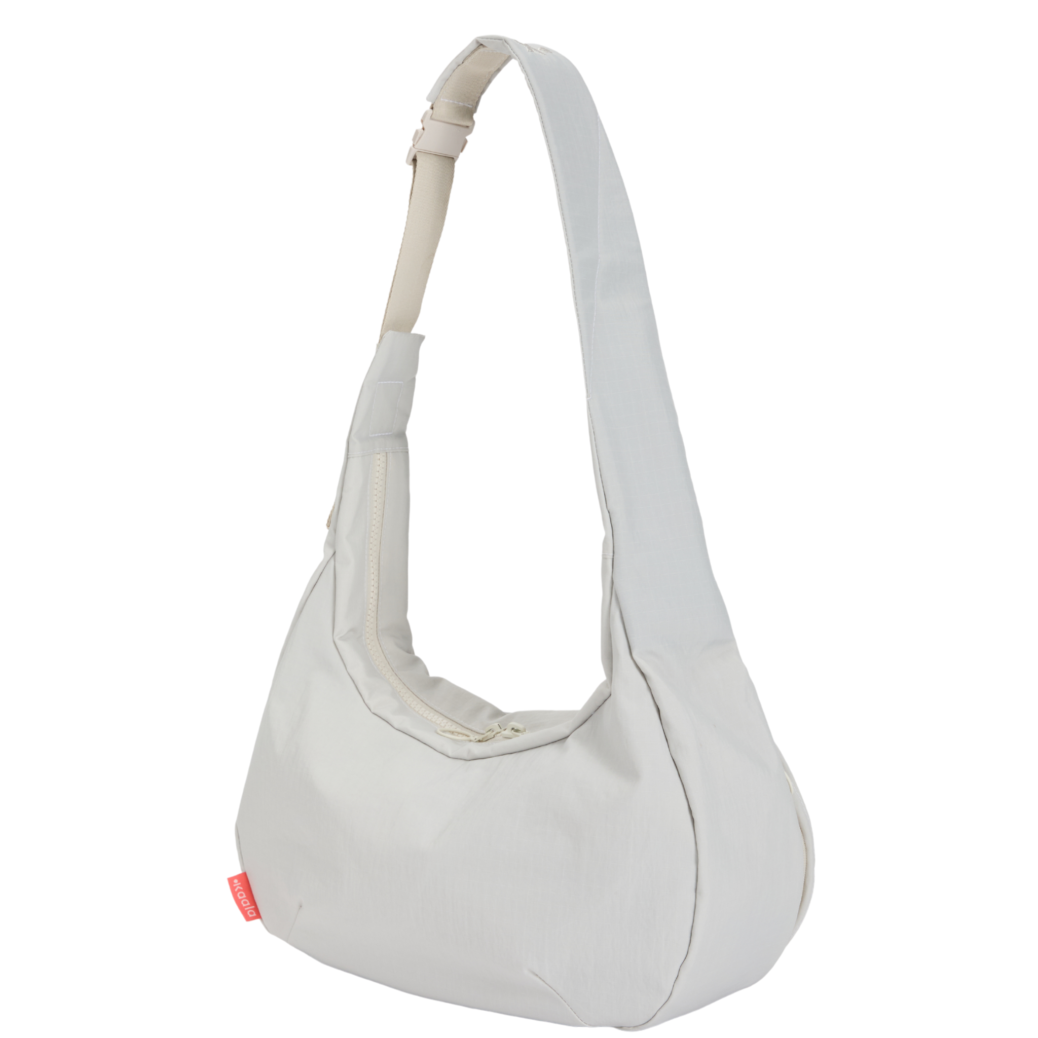 Weiße Umhängetasche mit einem breiten Schulterriemen und einem kleinen roten Etikett an der Seite.
