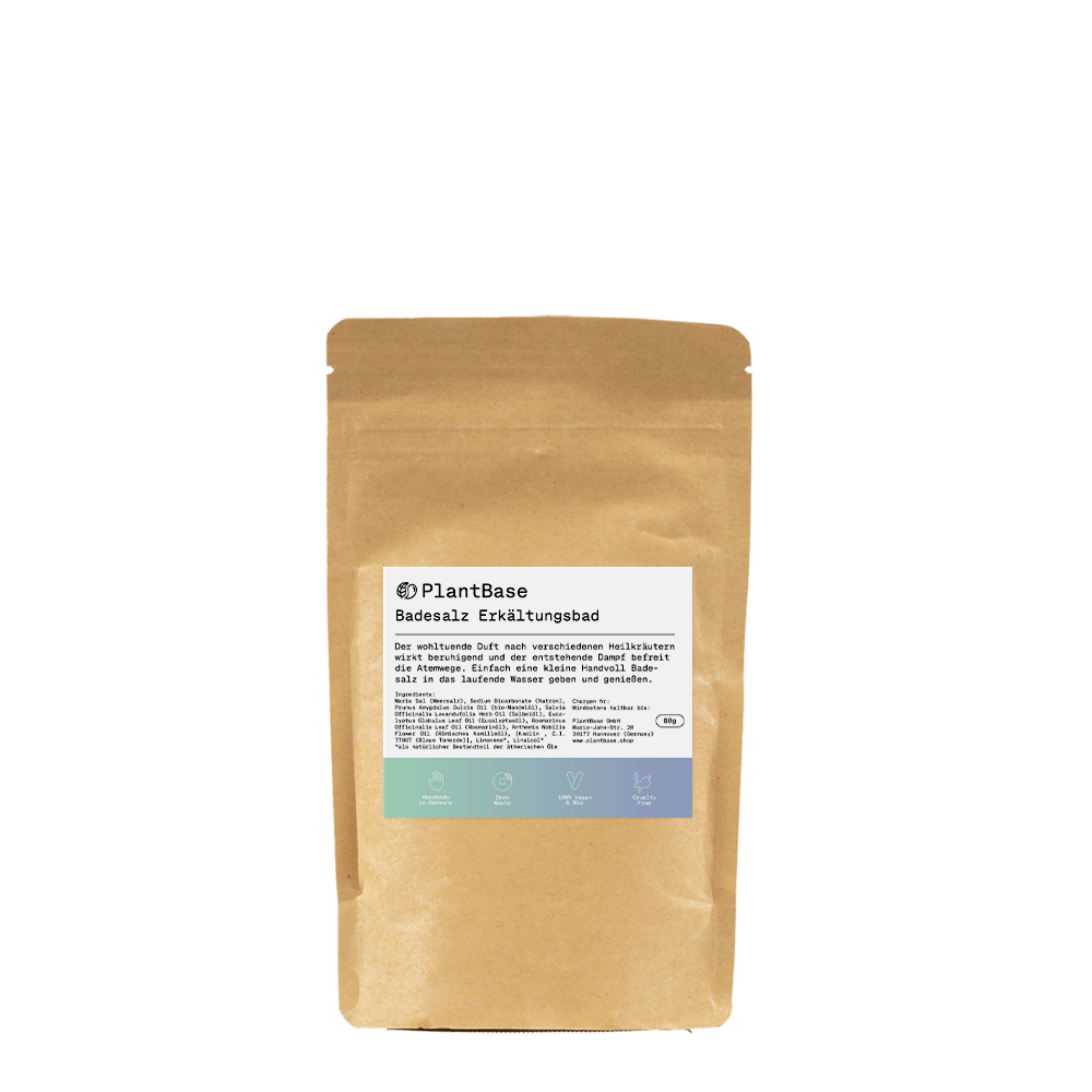 Ein brauner, wiederverschließbarer Beutel mit der Aufschrift PlantBase Badesalz Erkältungsbad, mit einem weißen Etikett mit Produktinformationen und farbigen Abschnitten am Boden, vor einem schlichten weißen Hintergrund.