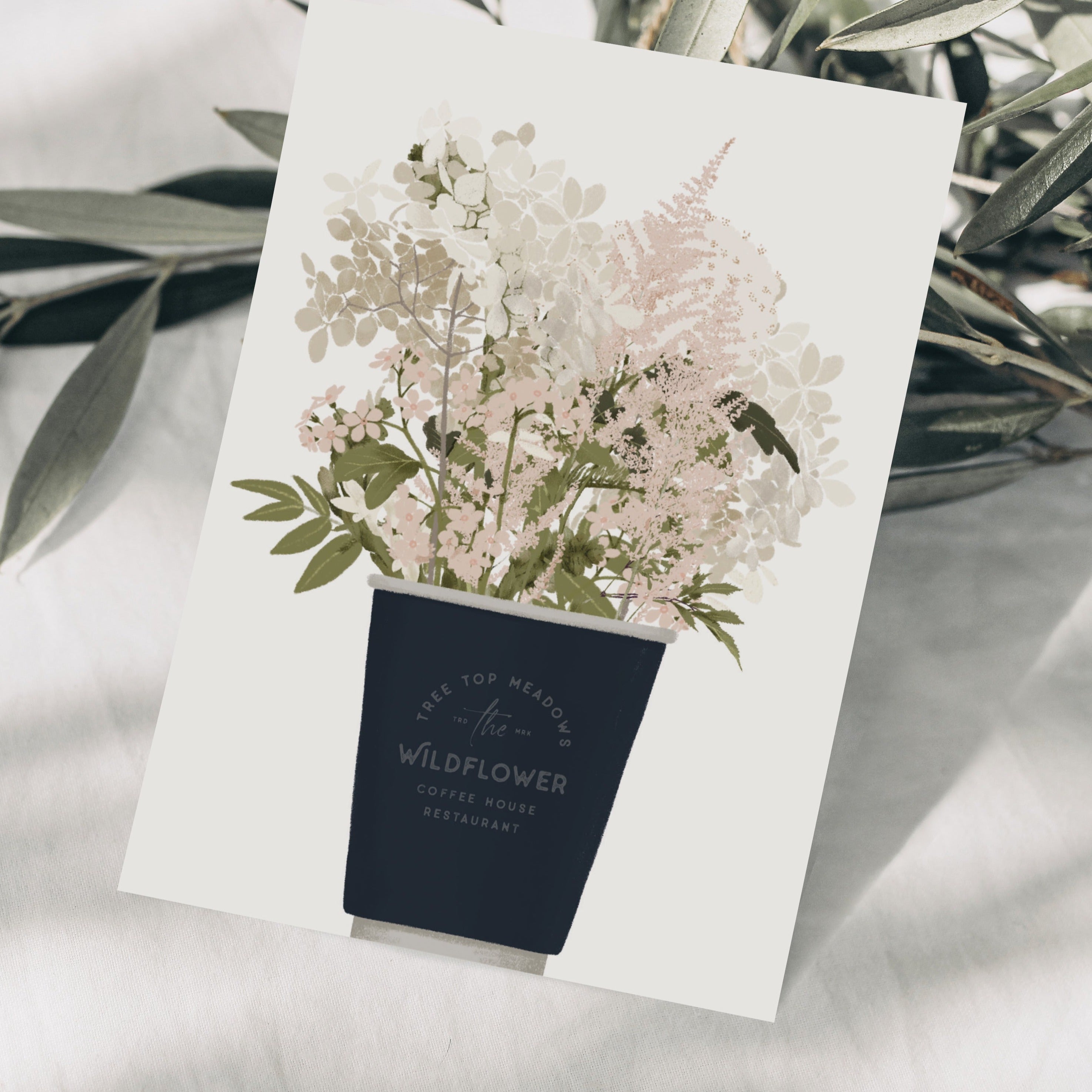 Karte mit pastellfarbenen Blumen arrangiert in einem schwarzen Becher; Beschriftung: "Tree Top Meadows - The Wildflower".