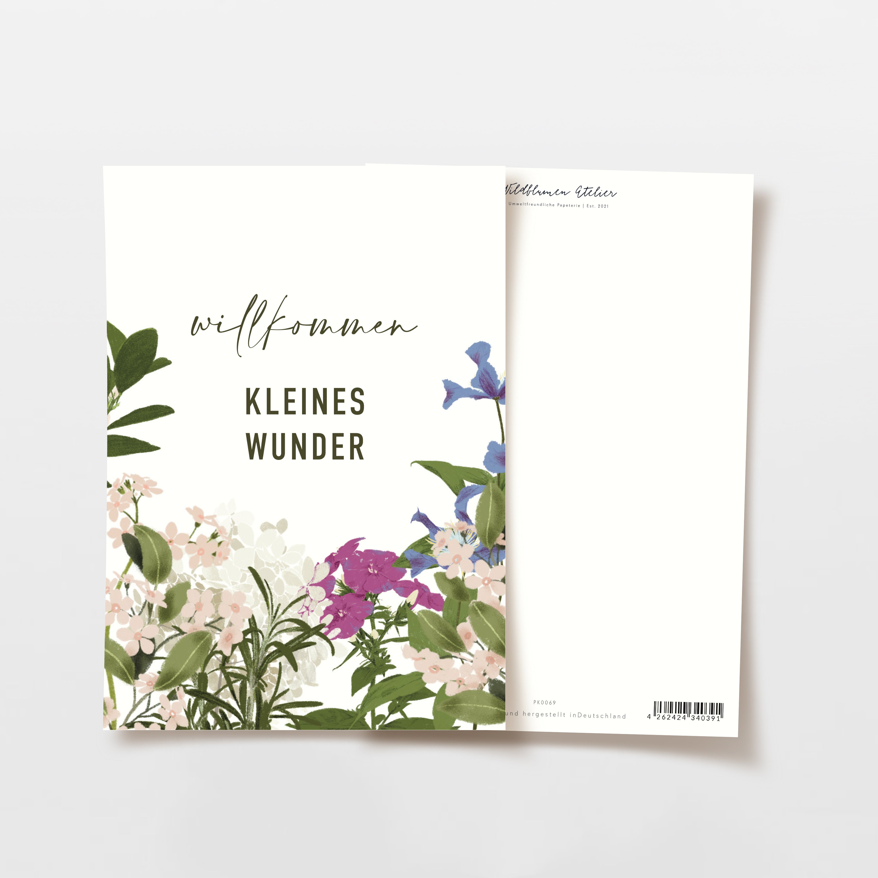 Begrüßungskarte mit der Aufschrift "Willkommen Kleines Wunder", umgeben von bunten Blumenillustrationen.