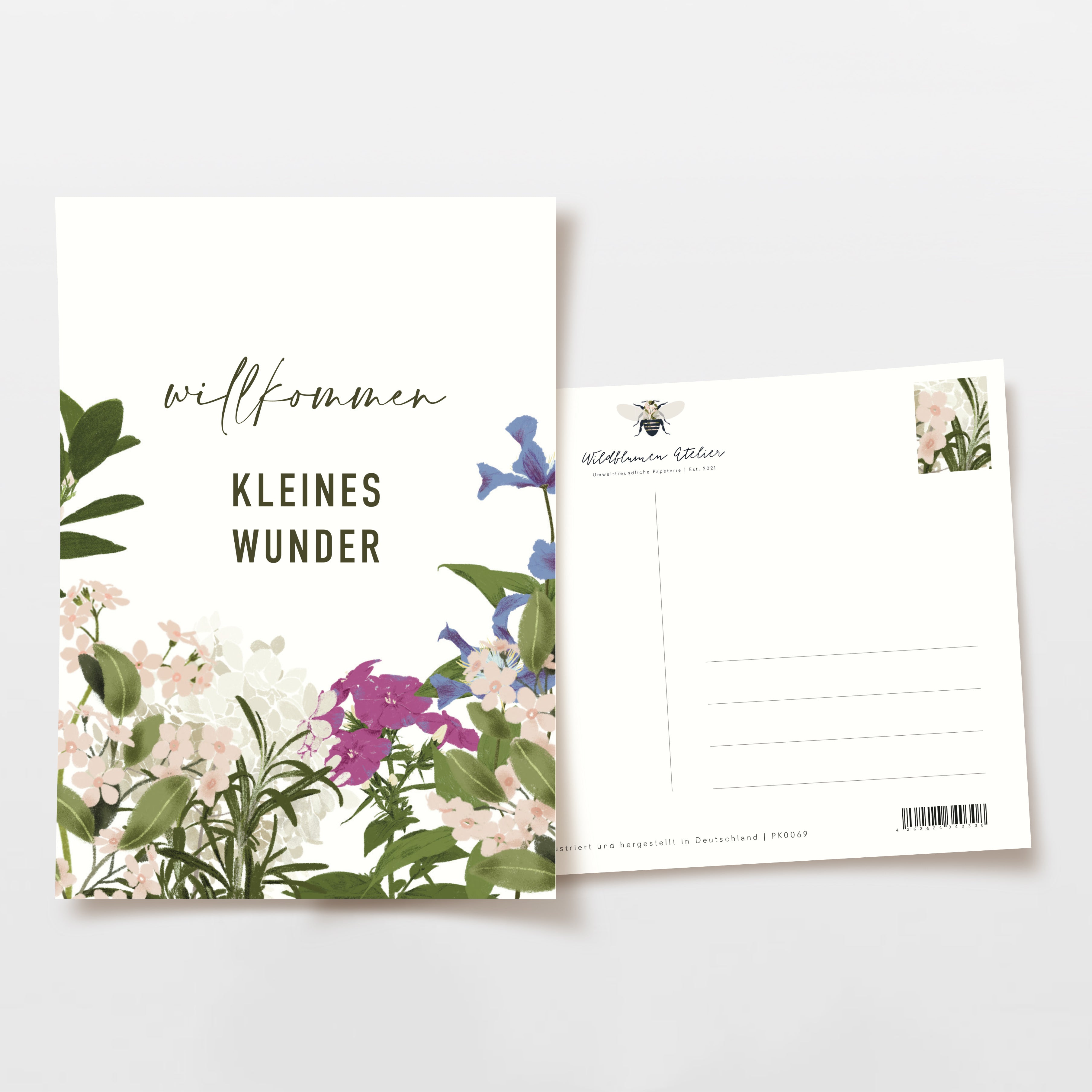 Zwei Postkarten mit floralen Motiven, die eine mit dem Text "Willkommen kleines Wunder" und bunten Blumen verziert.