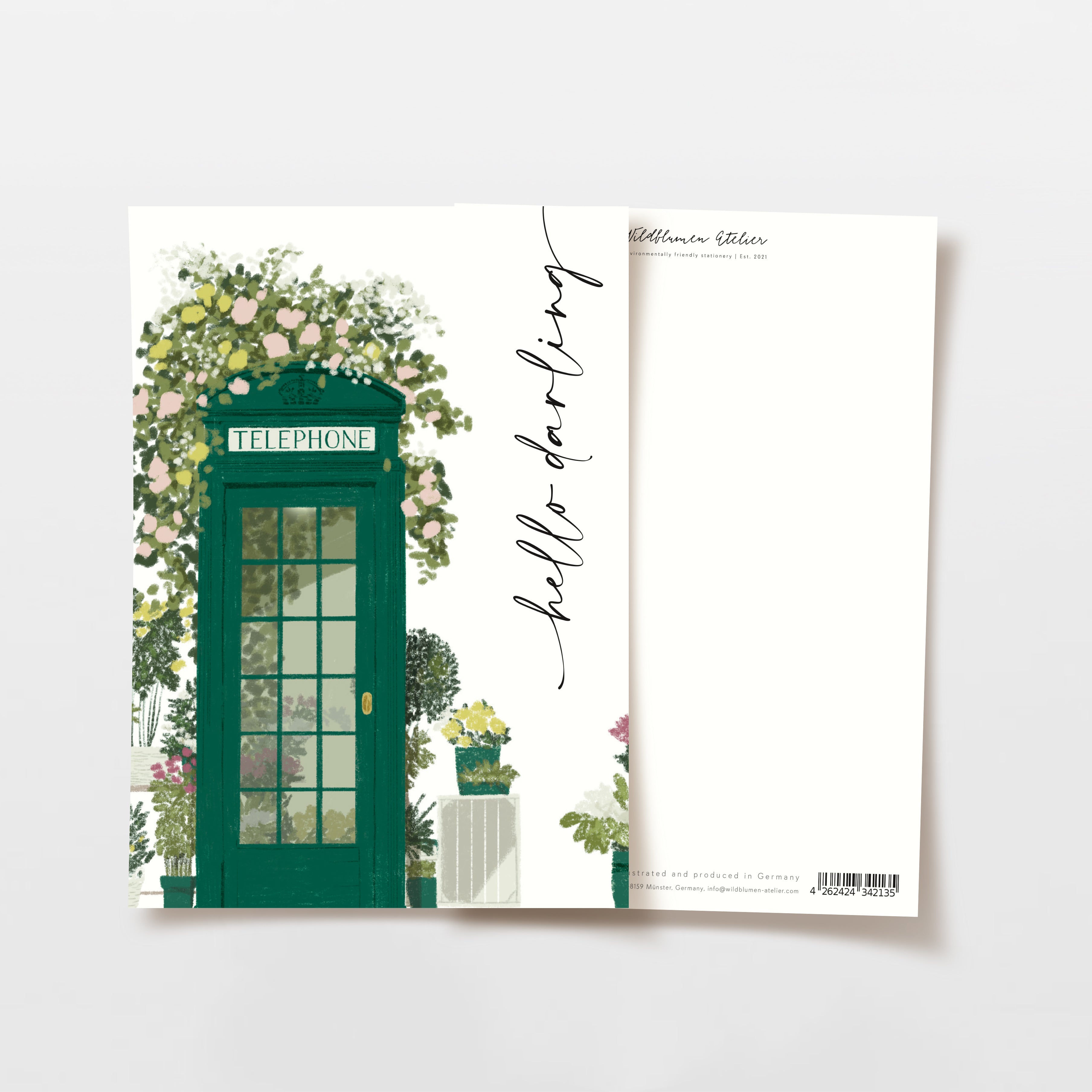 Illustration einer grünen britischen Telefonzelle, umgeben von Blattpflanzen und Blumen, mit "Hello Darling" in Kursivschrift auf der rechten Seite. Der Hintergrund ist weiß mit zusätzlichen Topfpflanzen und minimalistischem Design.