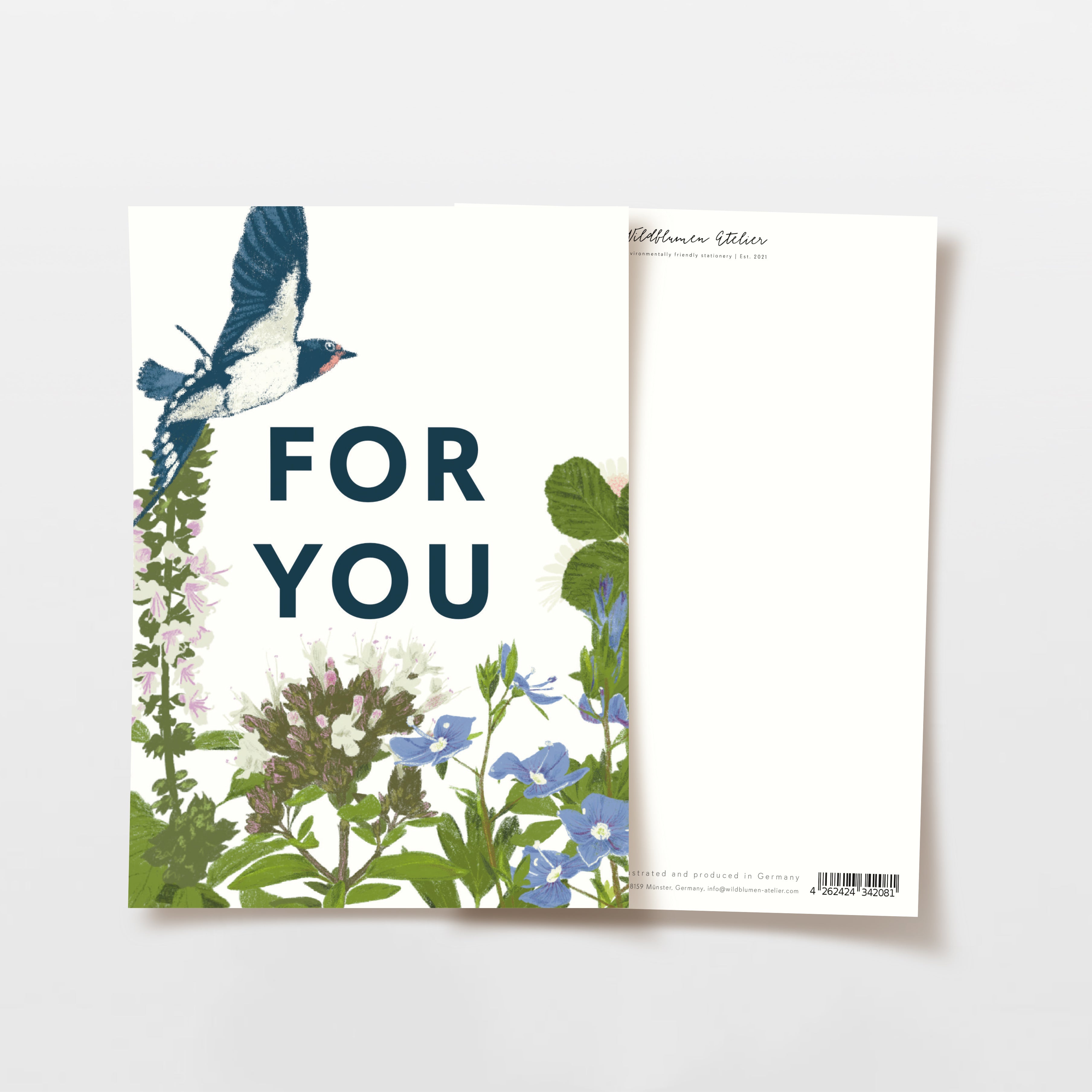 Eine Postkarte mit einem blau-weißen Vogel, der über bunte Wildblumen fliegt, mit einem großen fetten Text in der Mitte, der FOR YOU lautet. Die Rückseite der Postkarte ist leer, bereit für eine Nachricht.