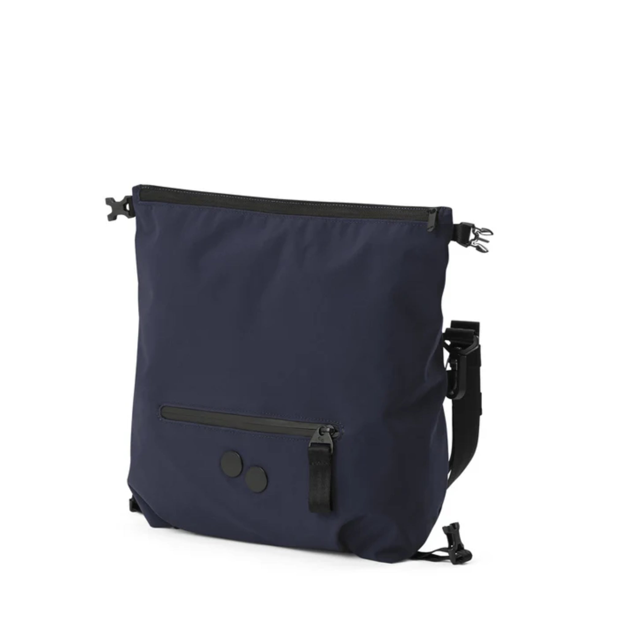 Eine marineblaue Crossbody-Tasche mit einem schwarzen, verstellbaren Riemen, einem Reißverschlussfach auf der Vorderseite mit zwei runden schwarzen Akzenten und einem Reißverschluss oben. Die Tasche hat ein schlichtes, minimalistisches Design.