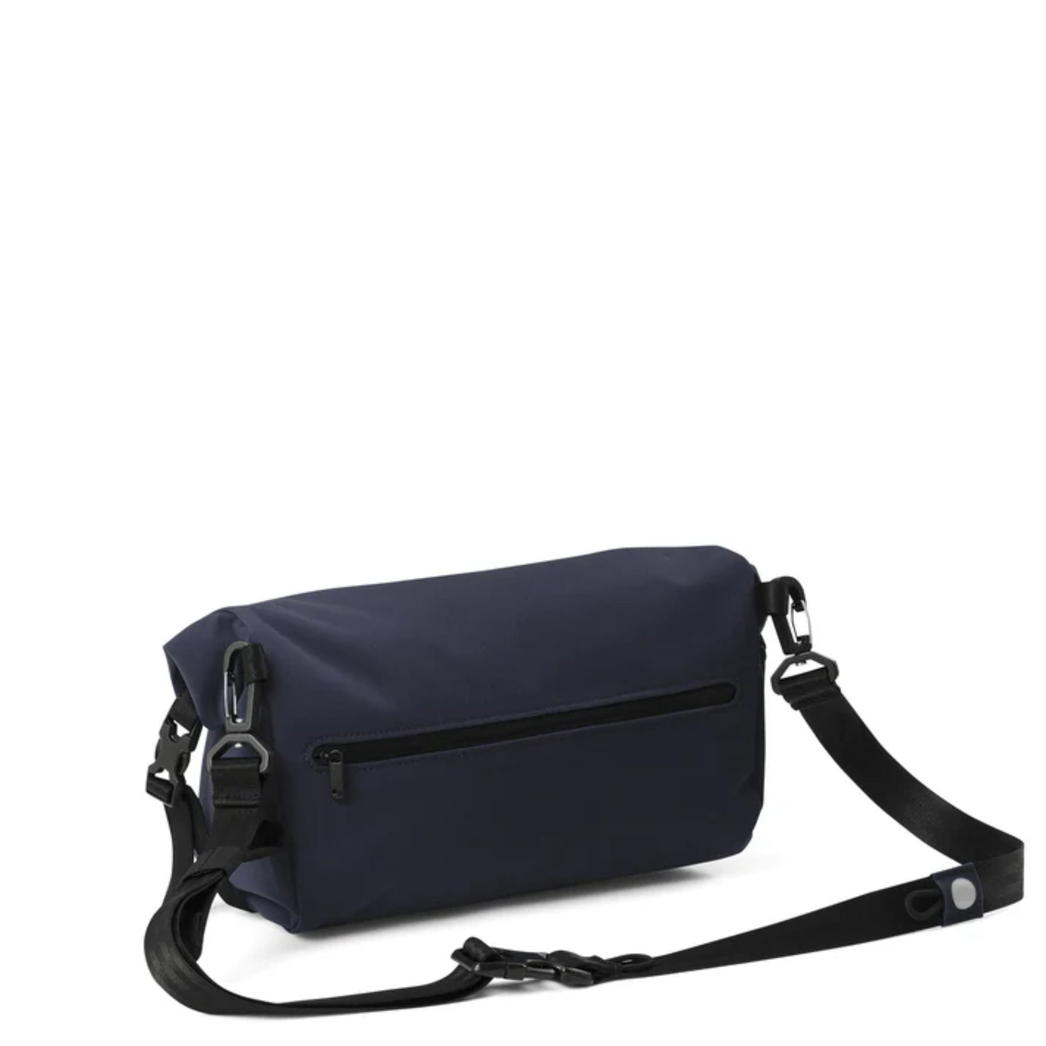 Eine marineblaue Umhängetasche mit schwarzem, verstellbarem Schulterriemen und einer Reißverschlusstasche auf der Vorderseite, dargestellt auf weißem Hintergrund.