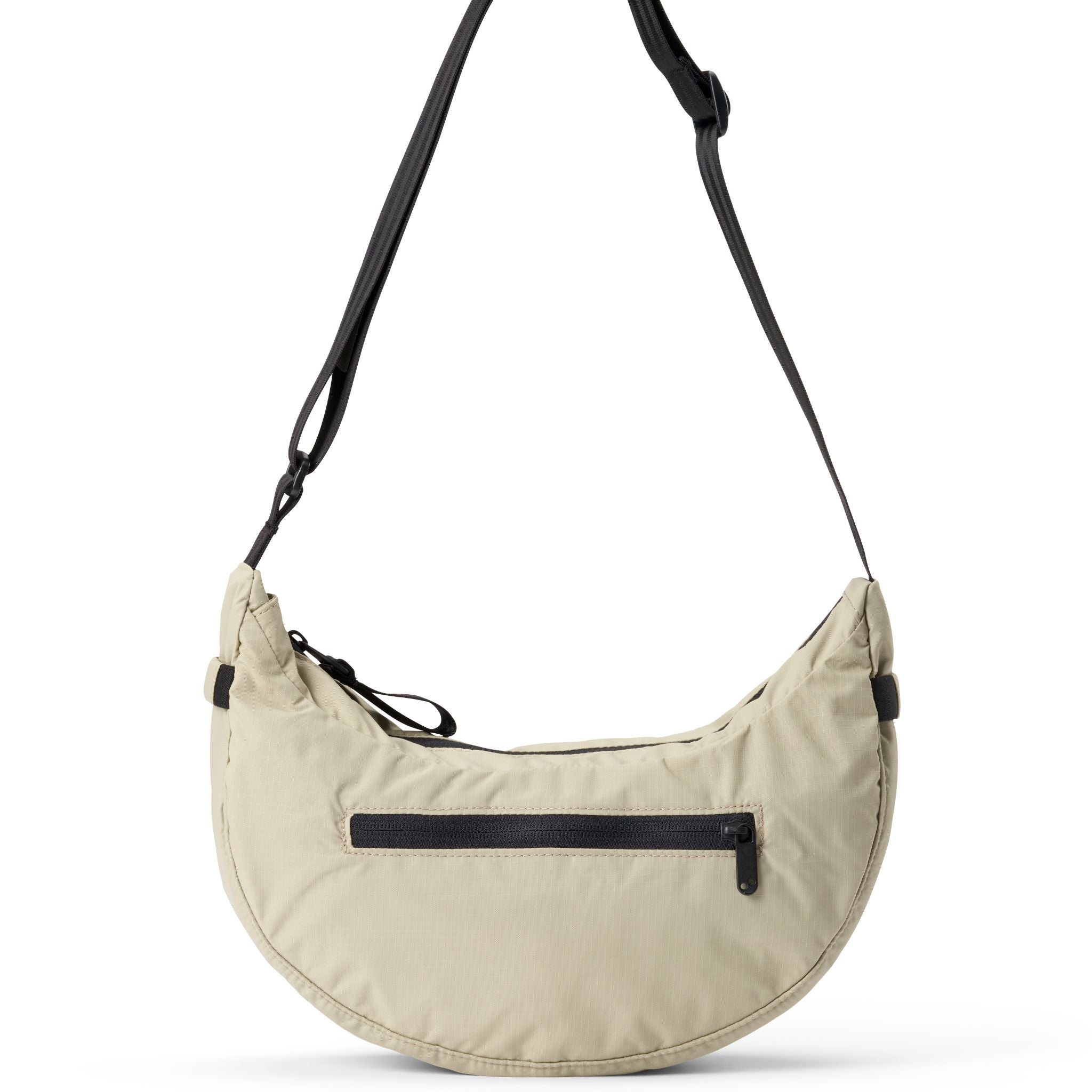 Cremfarbene halbmondförmige Umhängetasche mit schwarzem Reißverschluss und verstellbarem Riemen.