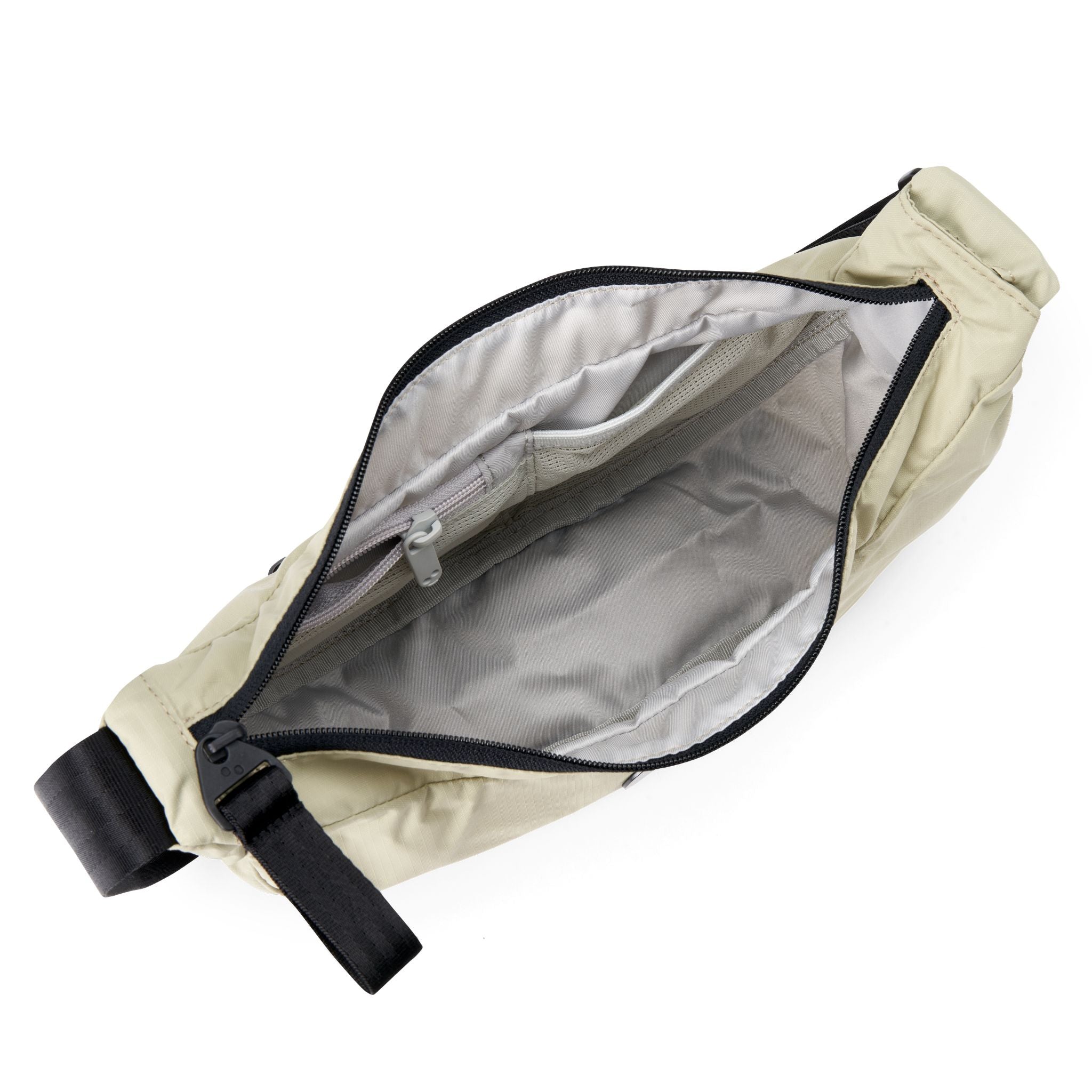 Geöffnete beigefarbene Umhängetasche mit Sicht auf das Innenfach und einen kleineren Reißverschlussbereich.