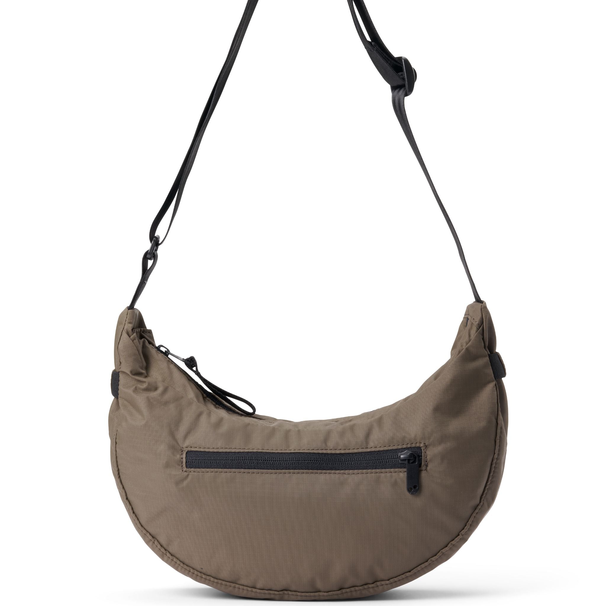 Braune Halbmond-Umhängetasche mit schwarzem Schulterriemen und Reißverschlussfach auf der Vorderseite.