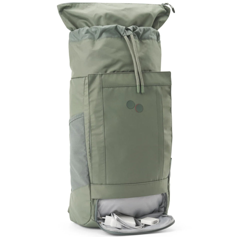 Ein hellgrüner Rucksack mit einem Kordelzugverschluss oben, einer Vordertasche, einer Netztasche an der Seite und einem unteren Reißverschlussfach, in dem elektronisches Zubehör übersichtlich untergebracht ist.