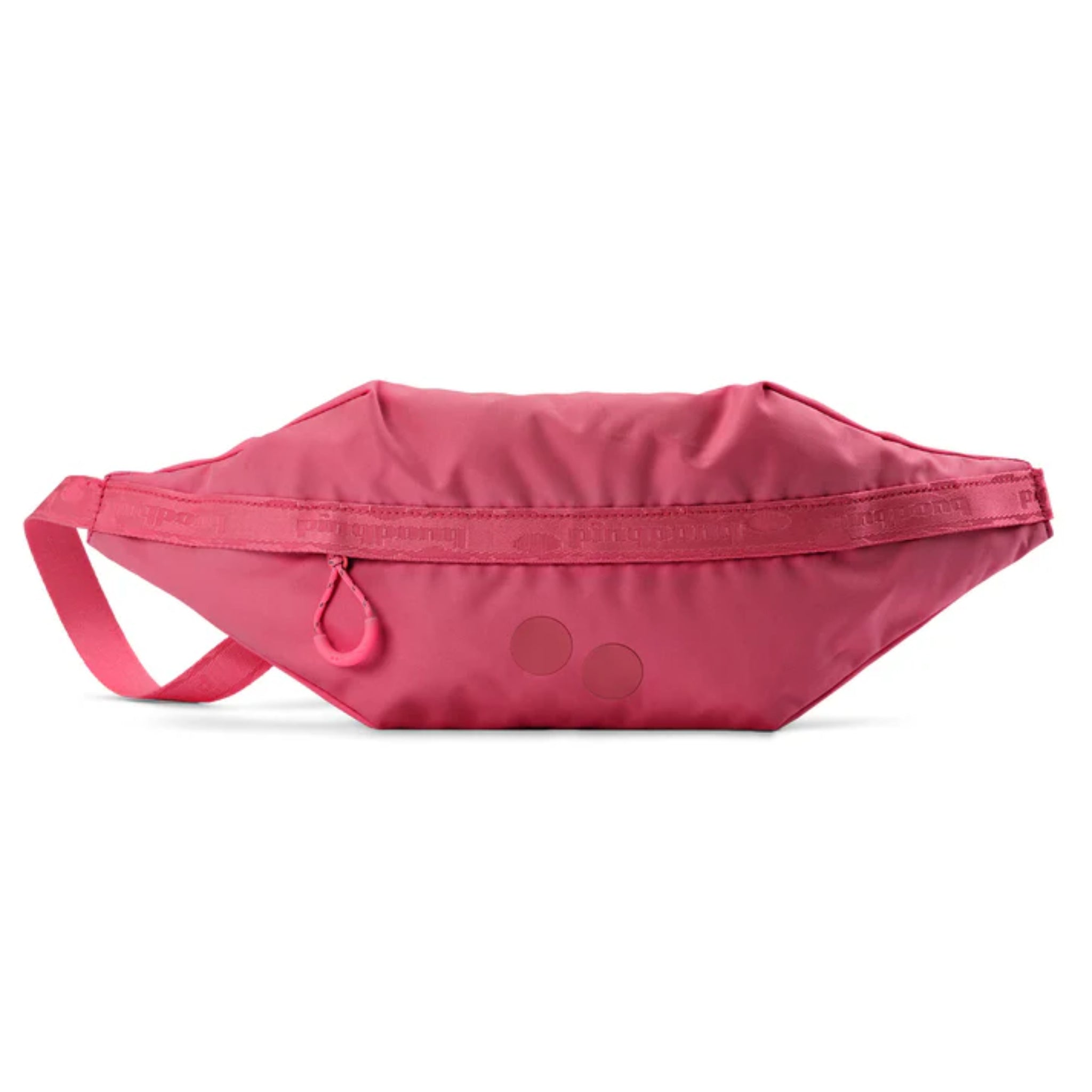 Eine leuchtend pinke Hüfttasche mit einem Reißverschluss, einem passenden Riemen auf der linken Seite und einer kleinen Reißverschlusslasche. Die Tasche hat ein einfaches, glattes Design mit zwei kleinen runden Akzenten auf der Vorderseite.